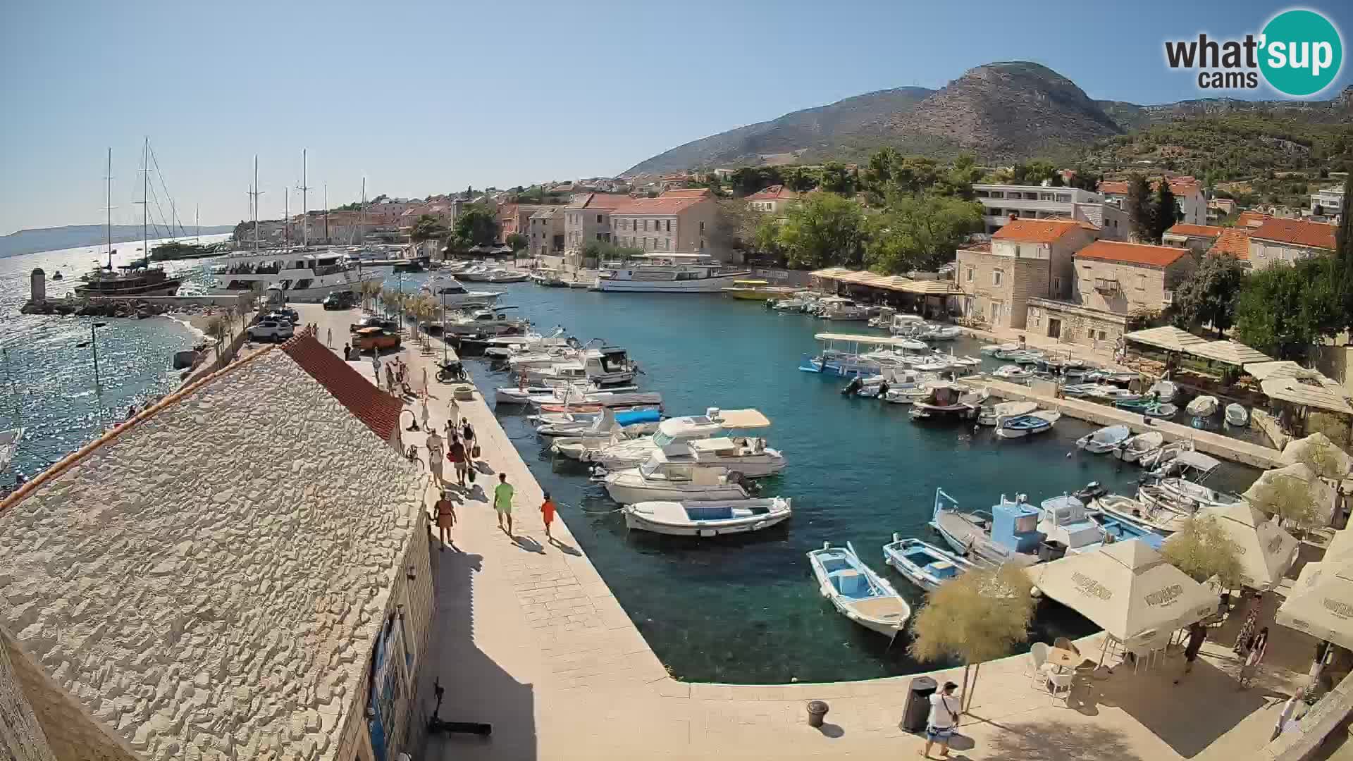 Web kamera Bol Riva – Pogled uživo na luku i marinu