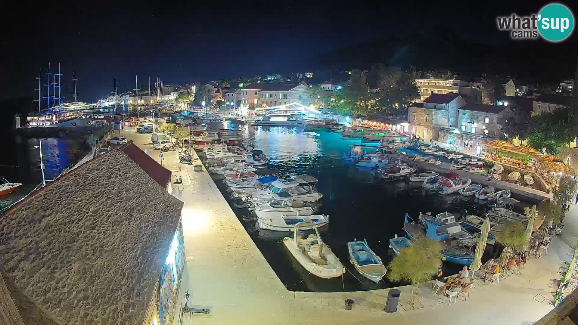 Spletna kamera Bol pristanišče – Pogled v živo na Rivo in marino