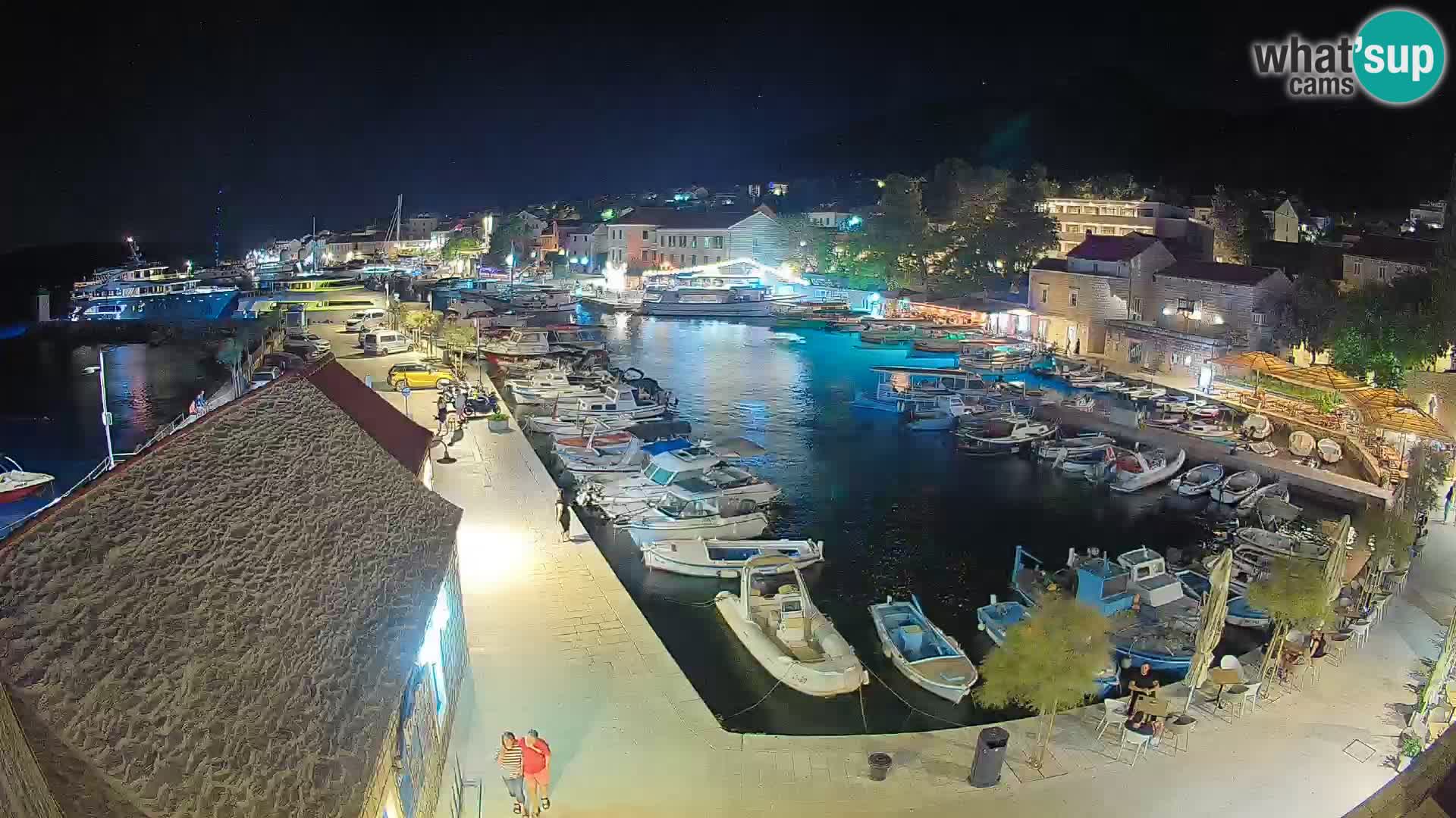 Spletna kamera Bol pristanišče – Pogled v živo na Rivo in marino