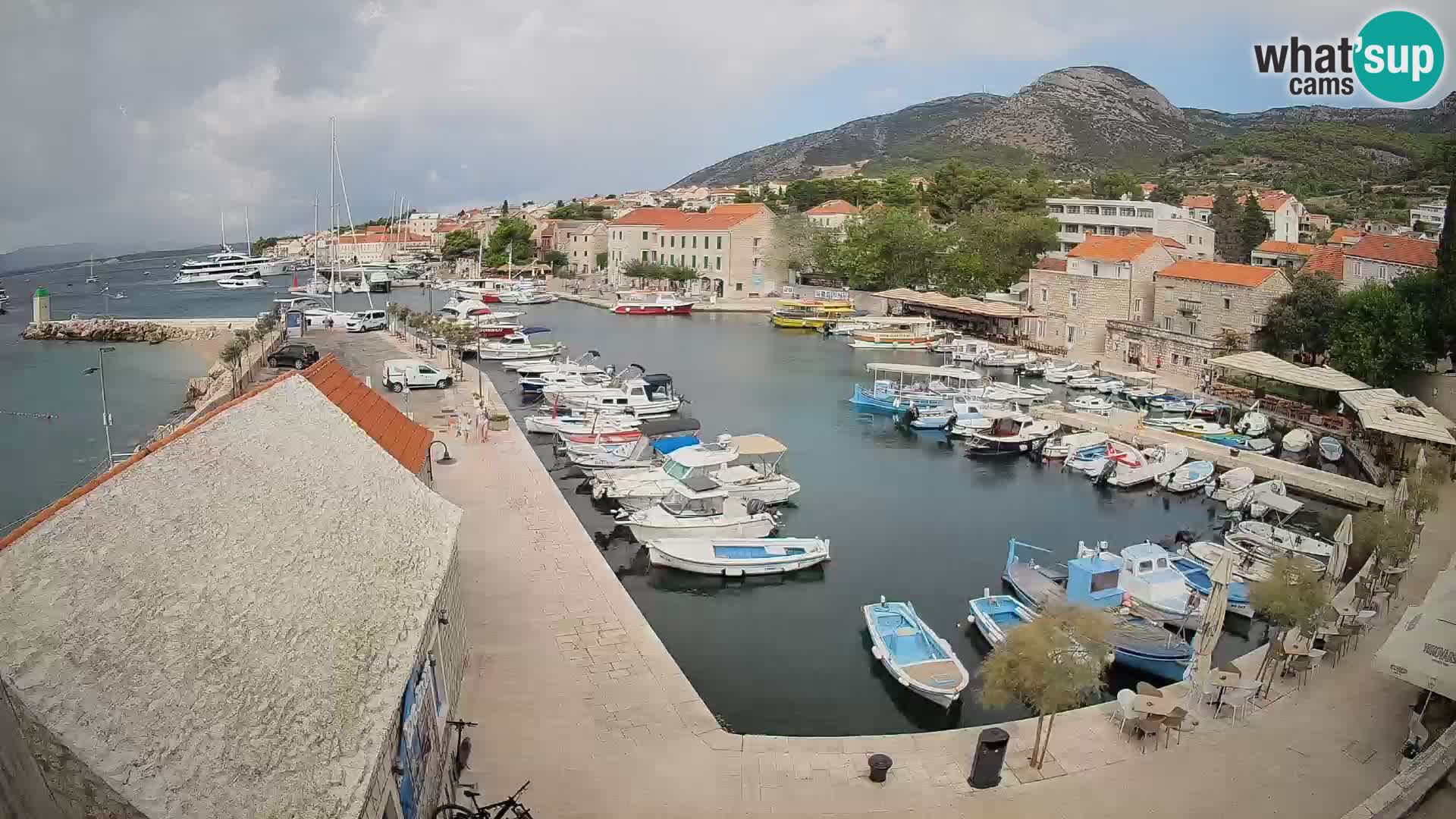 Spletna kamera Bol pristanišče – Pogled v živo na Rivo in marino