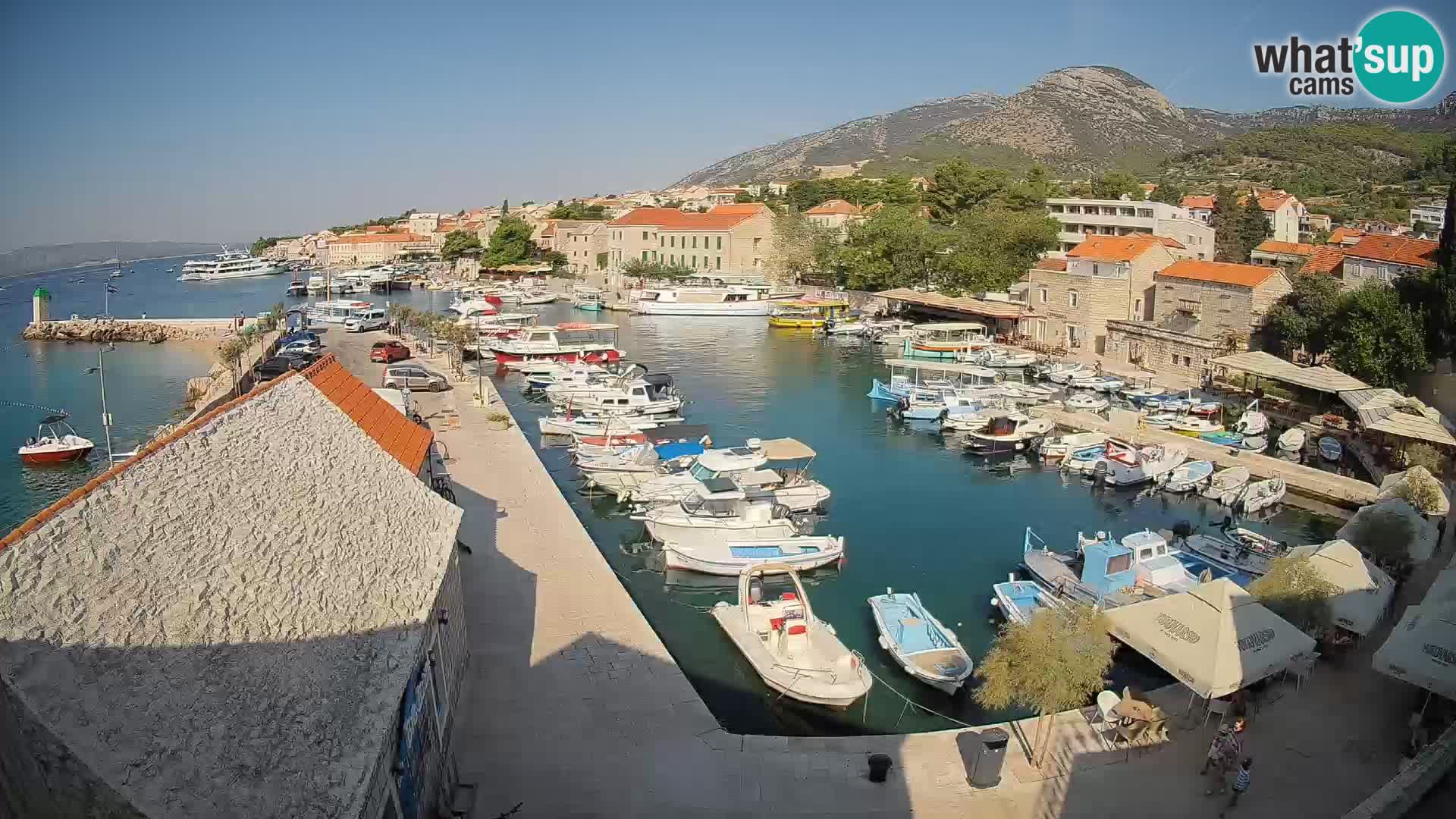 Web kamera Bol Riva – Pogled uživo na luku i marinu