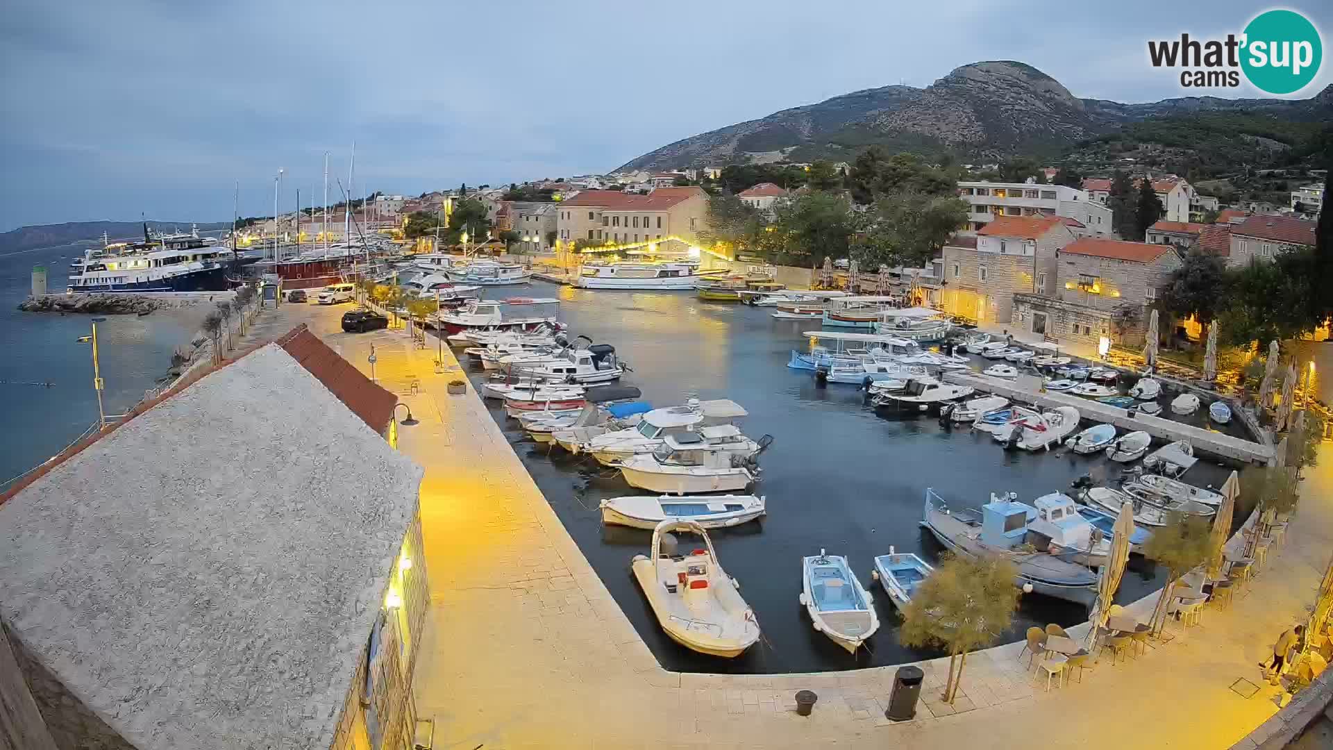 Web kamera Bol Riva – Pogled uživo na luku i marinu