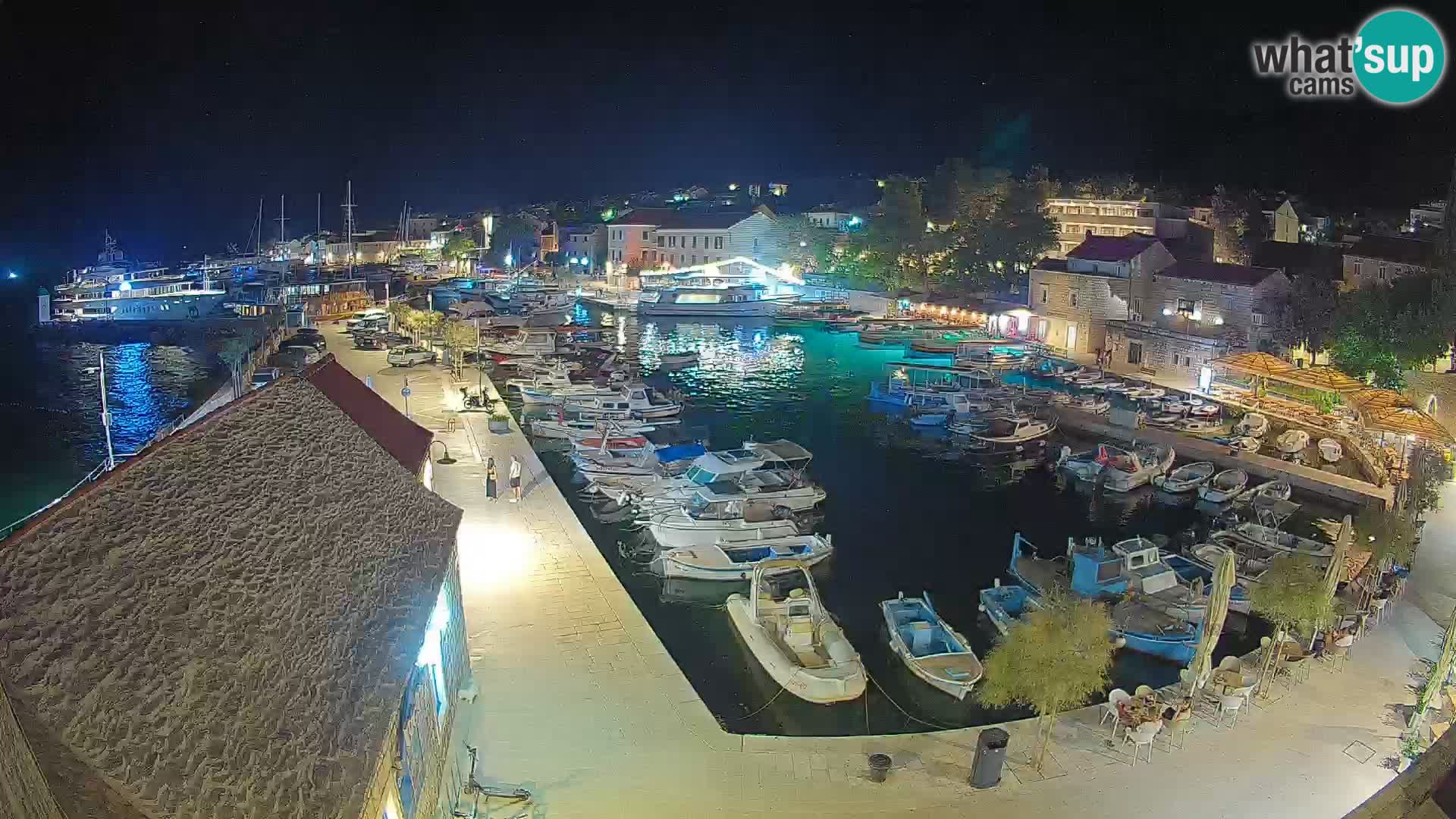 Spletna kamera Bol pristanišče – Pogled v živo na Rivo in marino