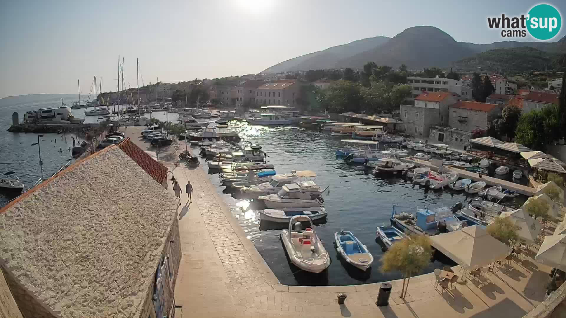 Web kamera Bol Riva – Pogled uživo na luku i marinu