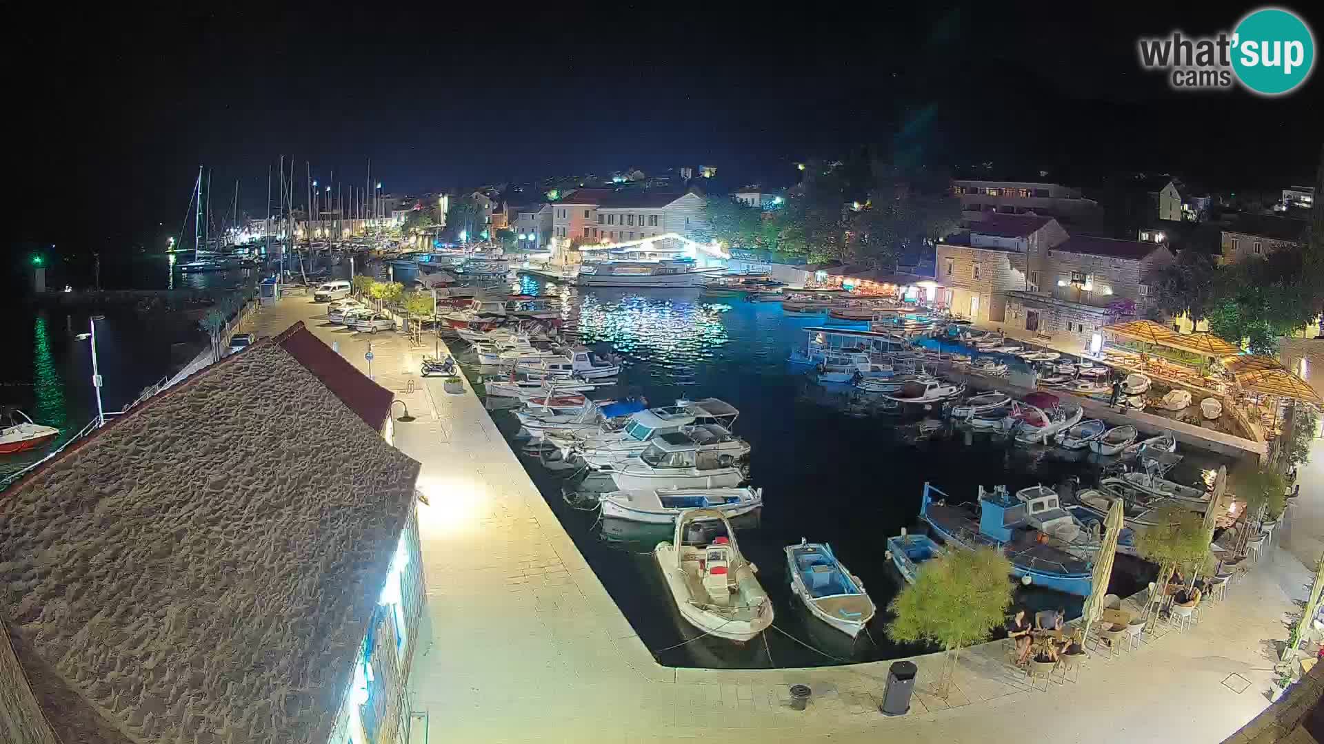 Spletna kamera Bol pristanišče – Pogled v živo na Rivo in marino