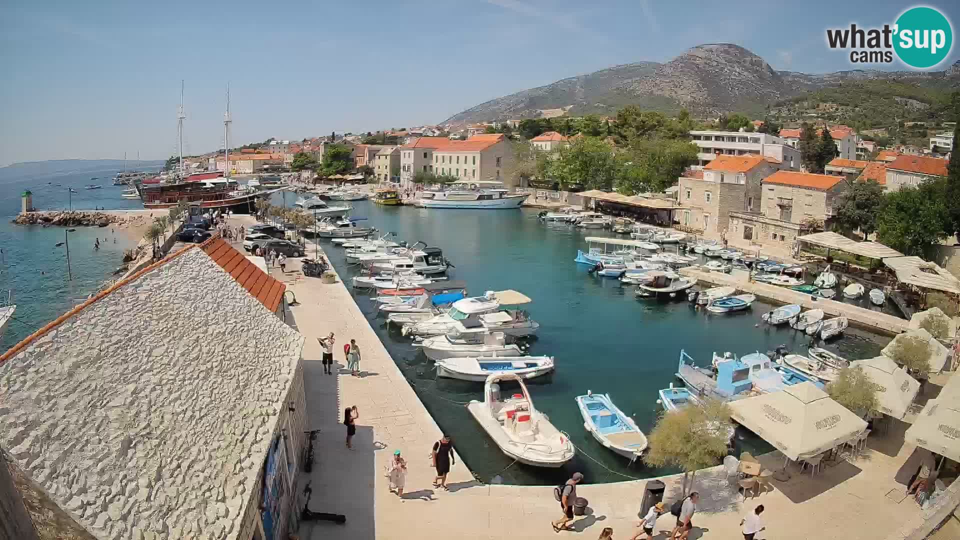 Web kamera Bol Riva – Pogled uživo na luku i marinu