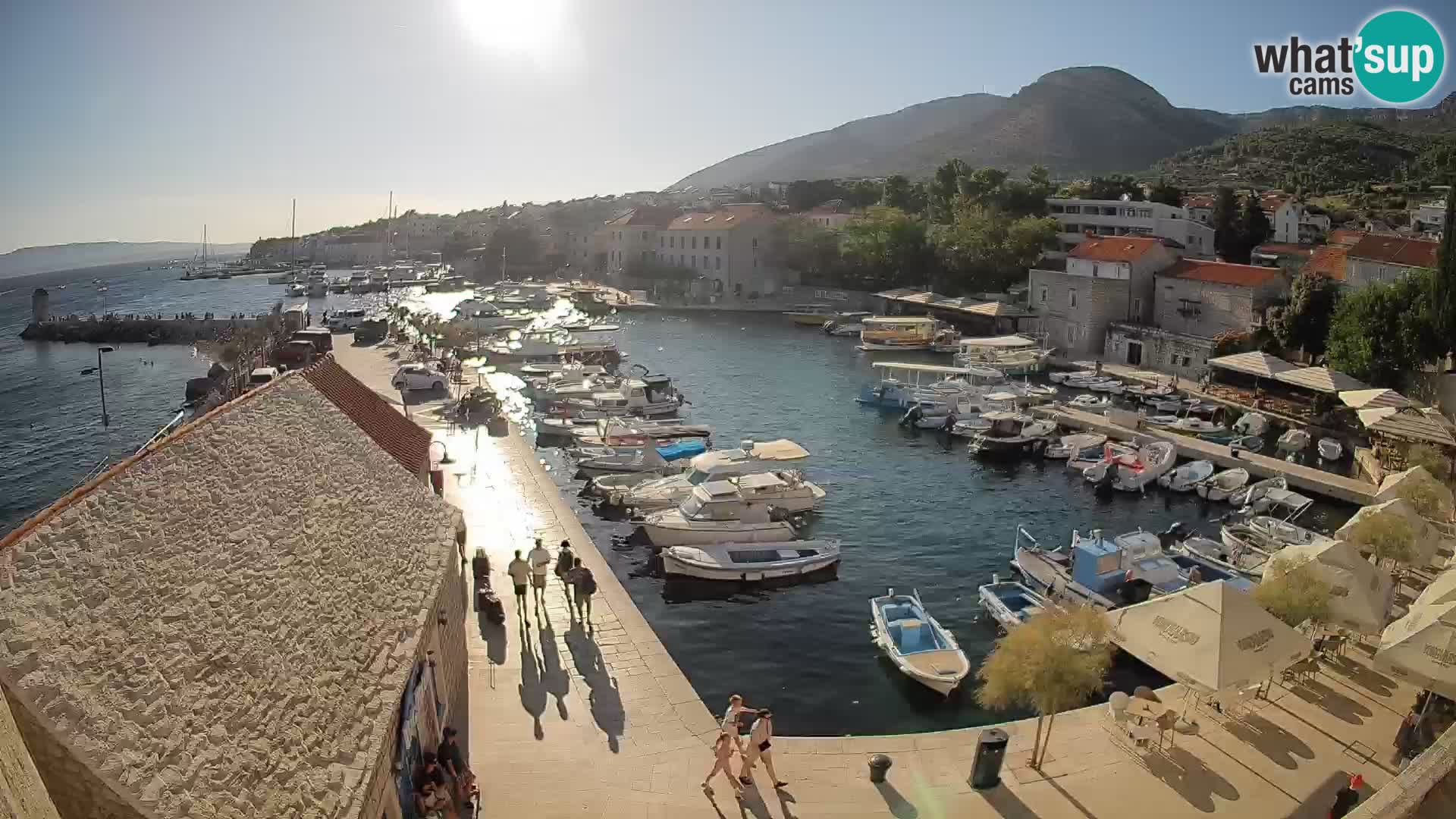 Web kamera Bol Riva – Pogled uživo na luku i marinu