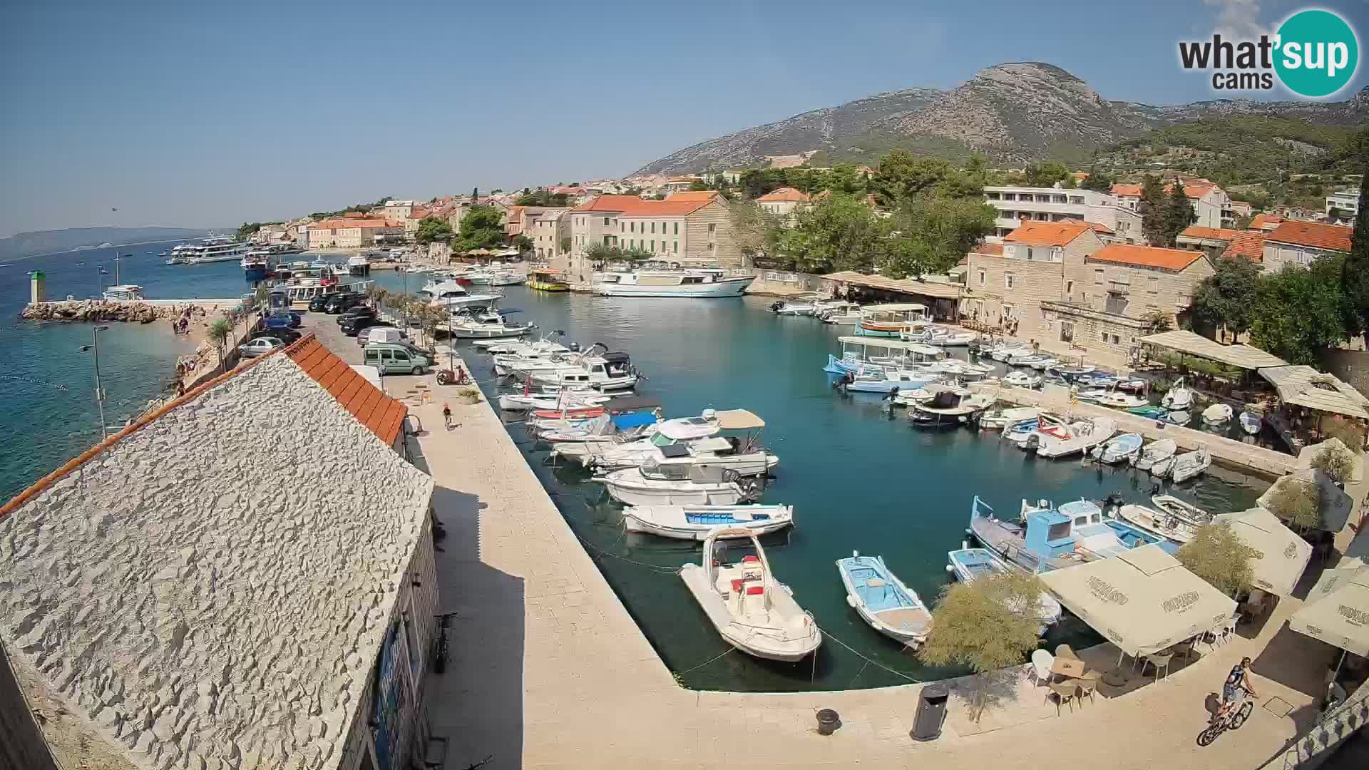 Spletna kamera Bol pristanišče – Pogled v živo na Rivo in marino