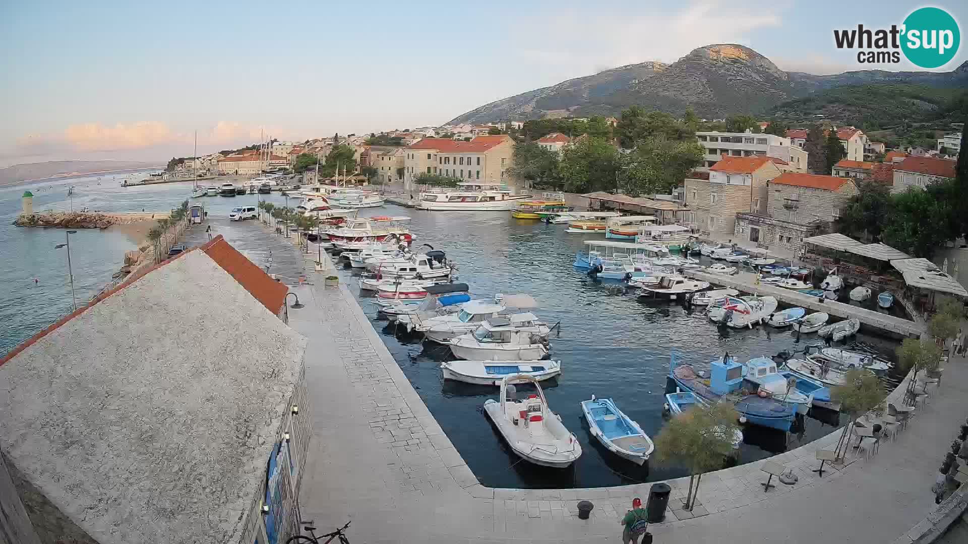 Web kamera Bol Riva – Pogled uživo na luku i marinu