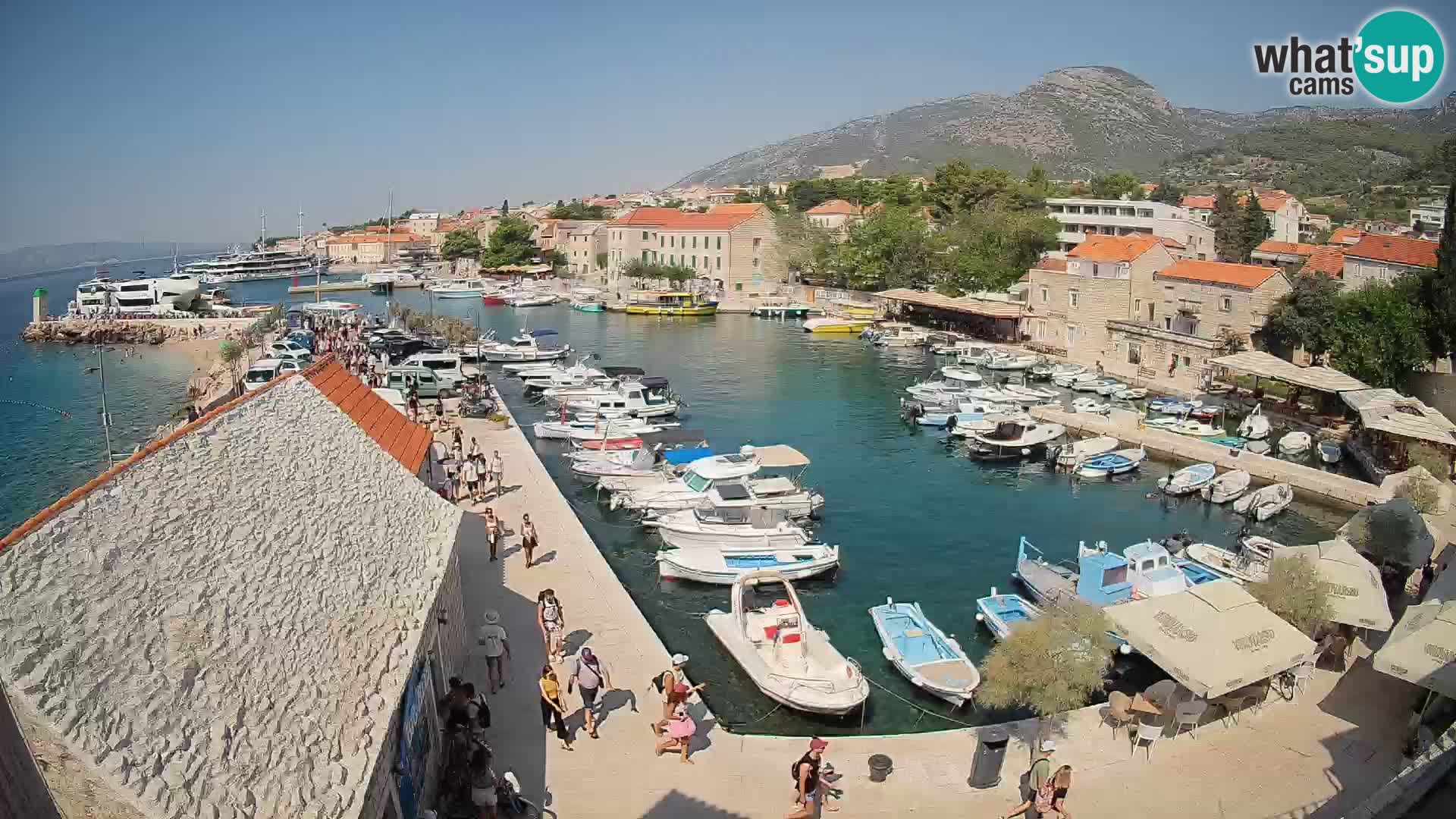 Web kamera Bol Riva – Pogled uživo na luku i marinu