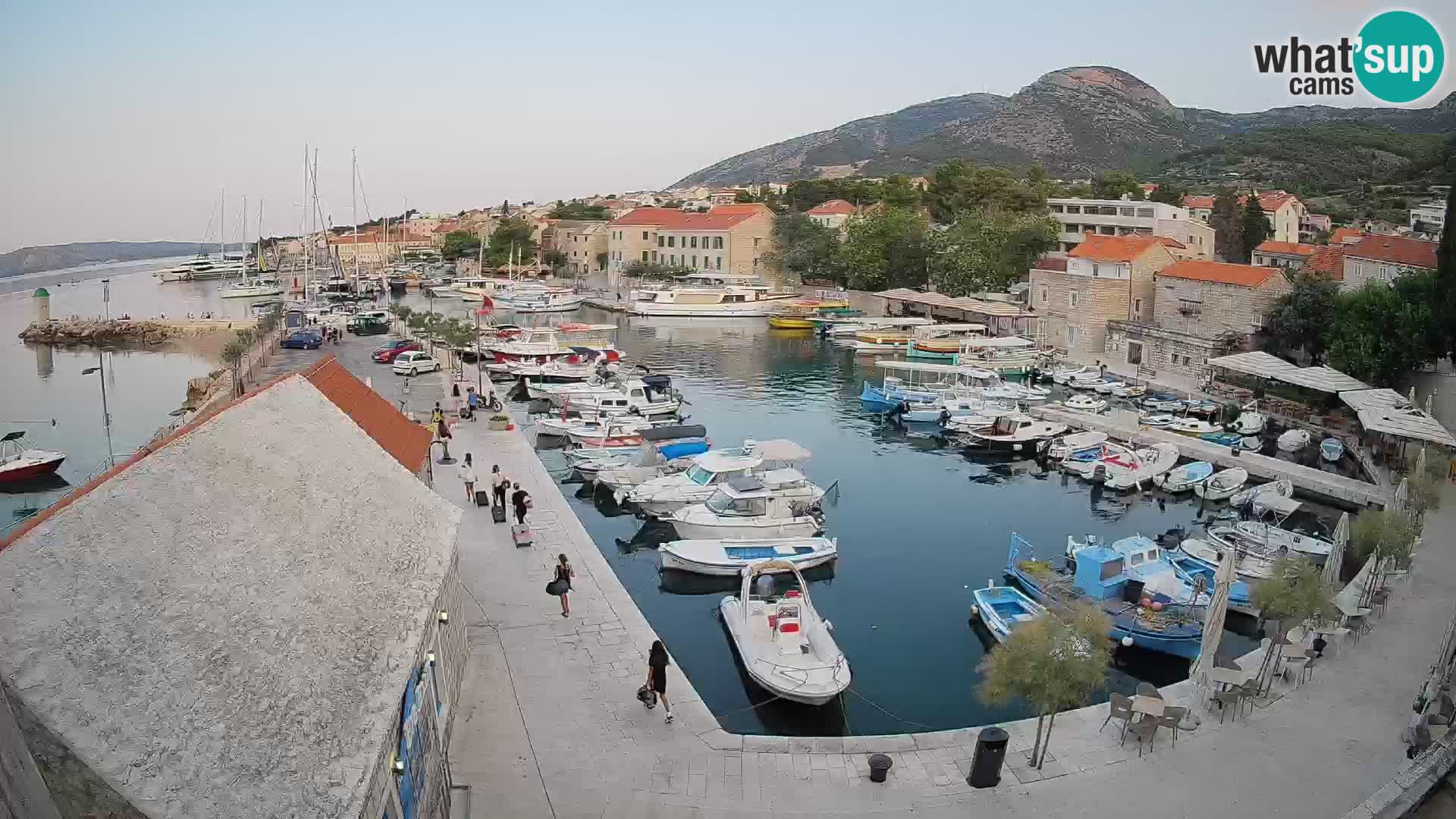 Spletna kamera Bol pristanišče – Pogled v živo na Rivo in marino