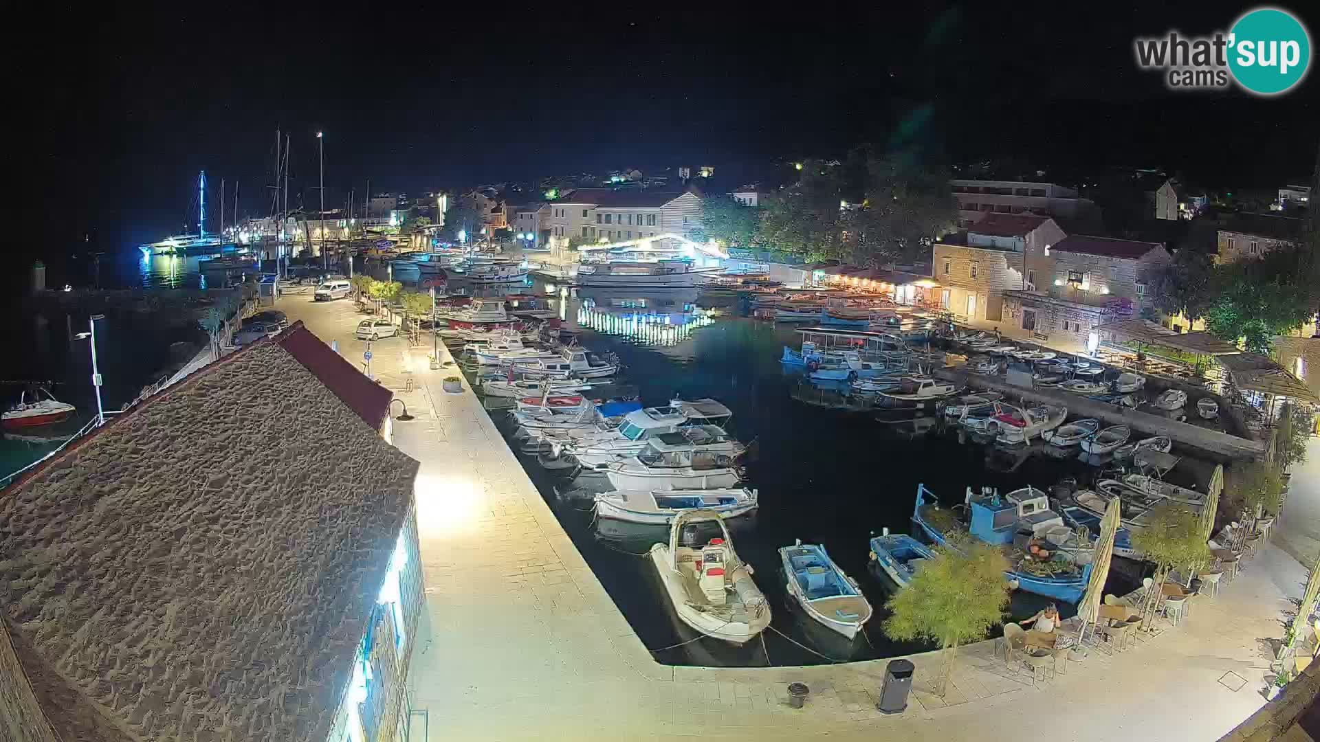Spletna kamera Bol pristanišče – Pogled v živo na Rivo in marino