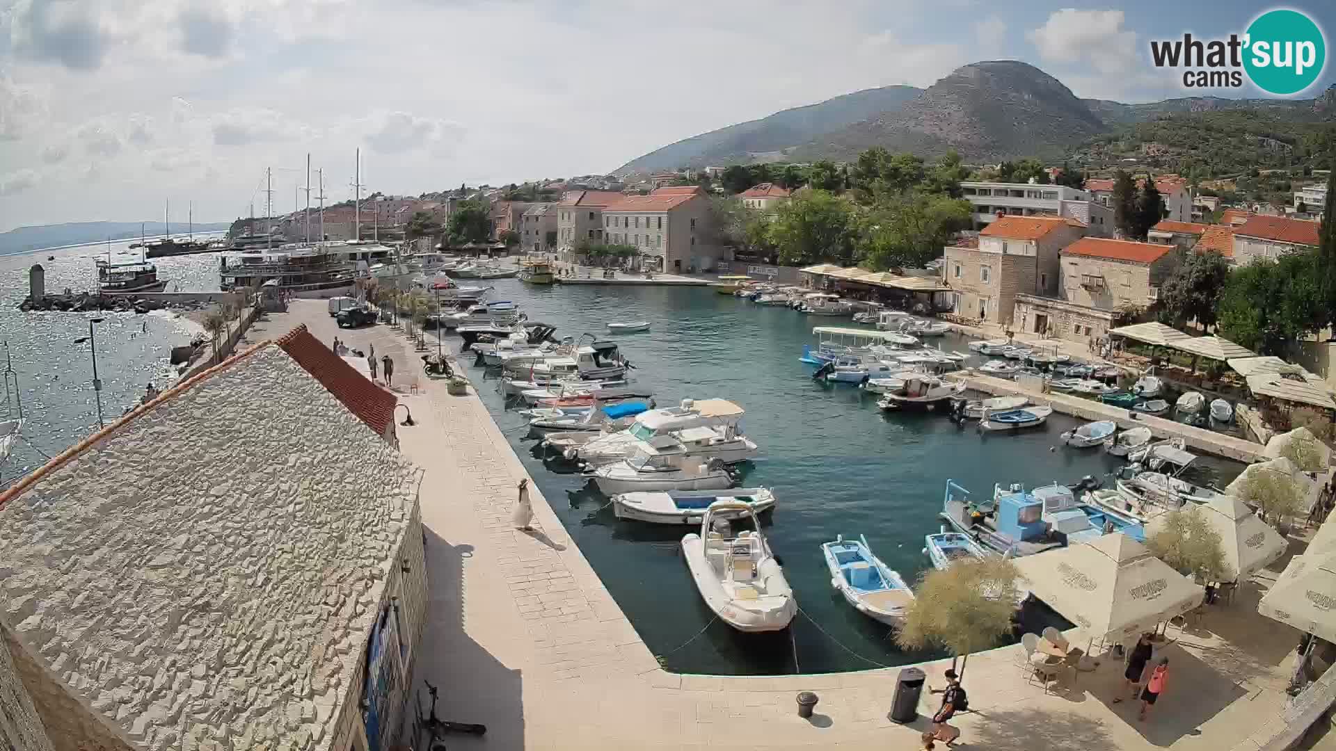 Web kamera Bol Riva – Pogled uživo na luku i marinu