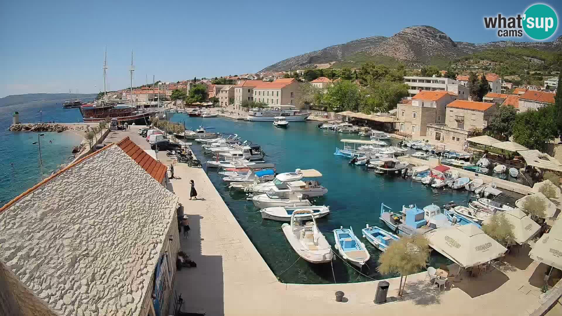 Spletna kamera Bol pristanišče – Pogled v živo na Rivo in marino