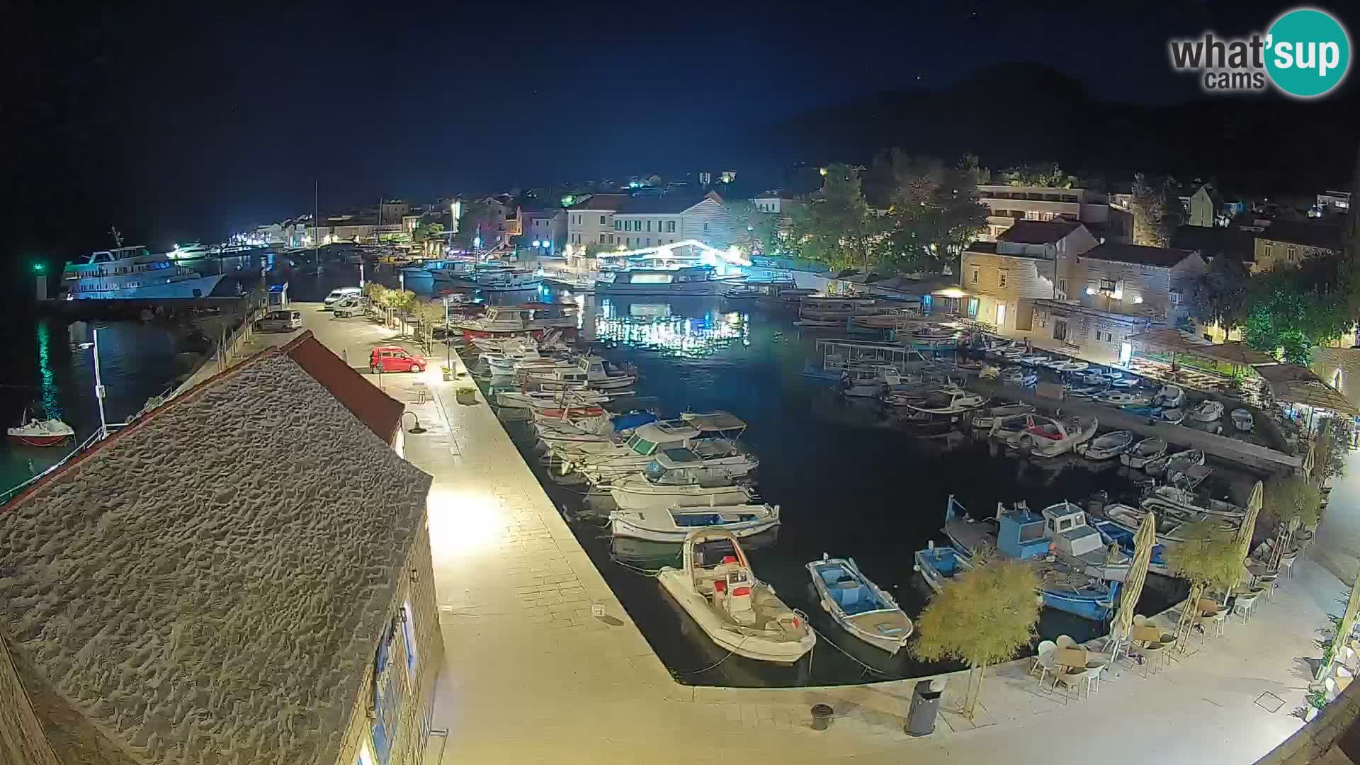 Spletna kamera Bol pristanišče – Pogled v živo na Rivo in marino