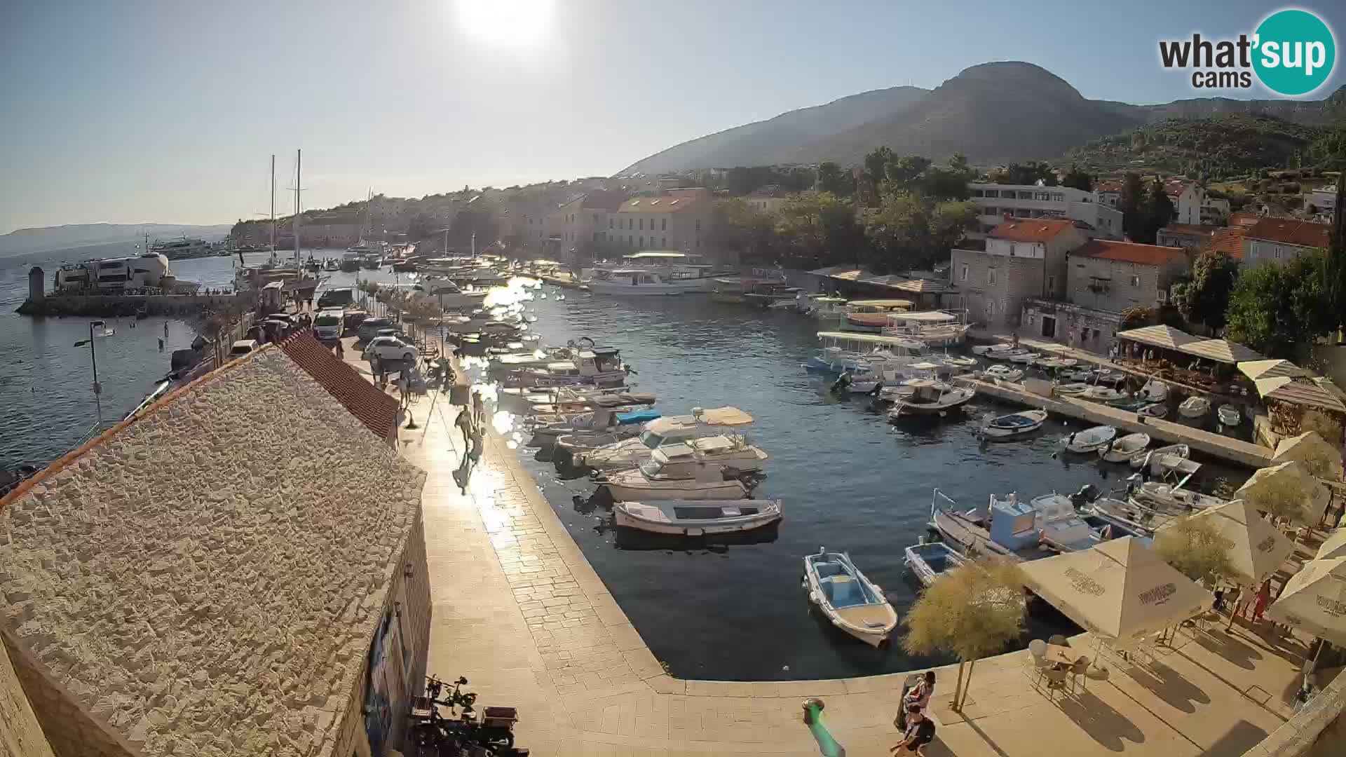 Spletna kamera Bol pristanišče – Pogled v živo na Rivo in marino