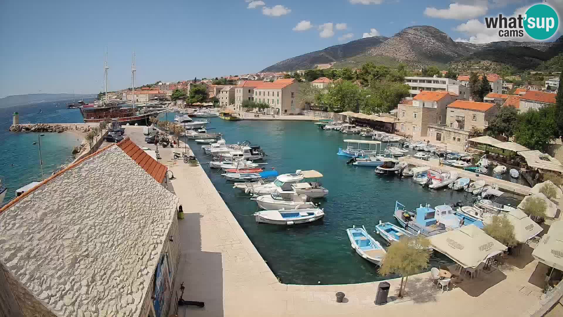 Spletna kamera Bol pristanišče – Pogled v živo na Rivo in marino