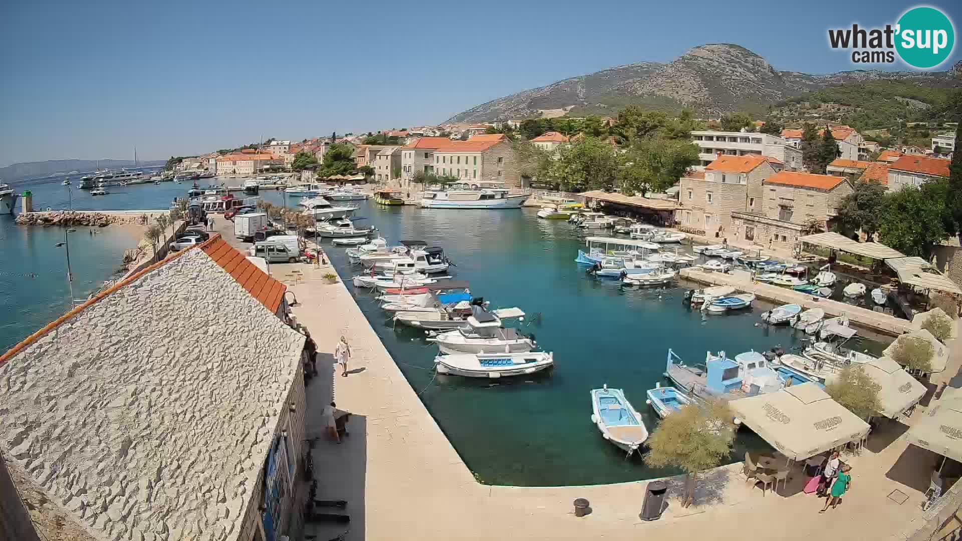 Spletna kamera Bol pristanišče – Pogled v živo na Rivo in marino