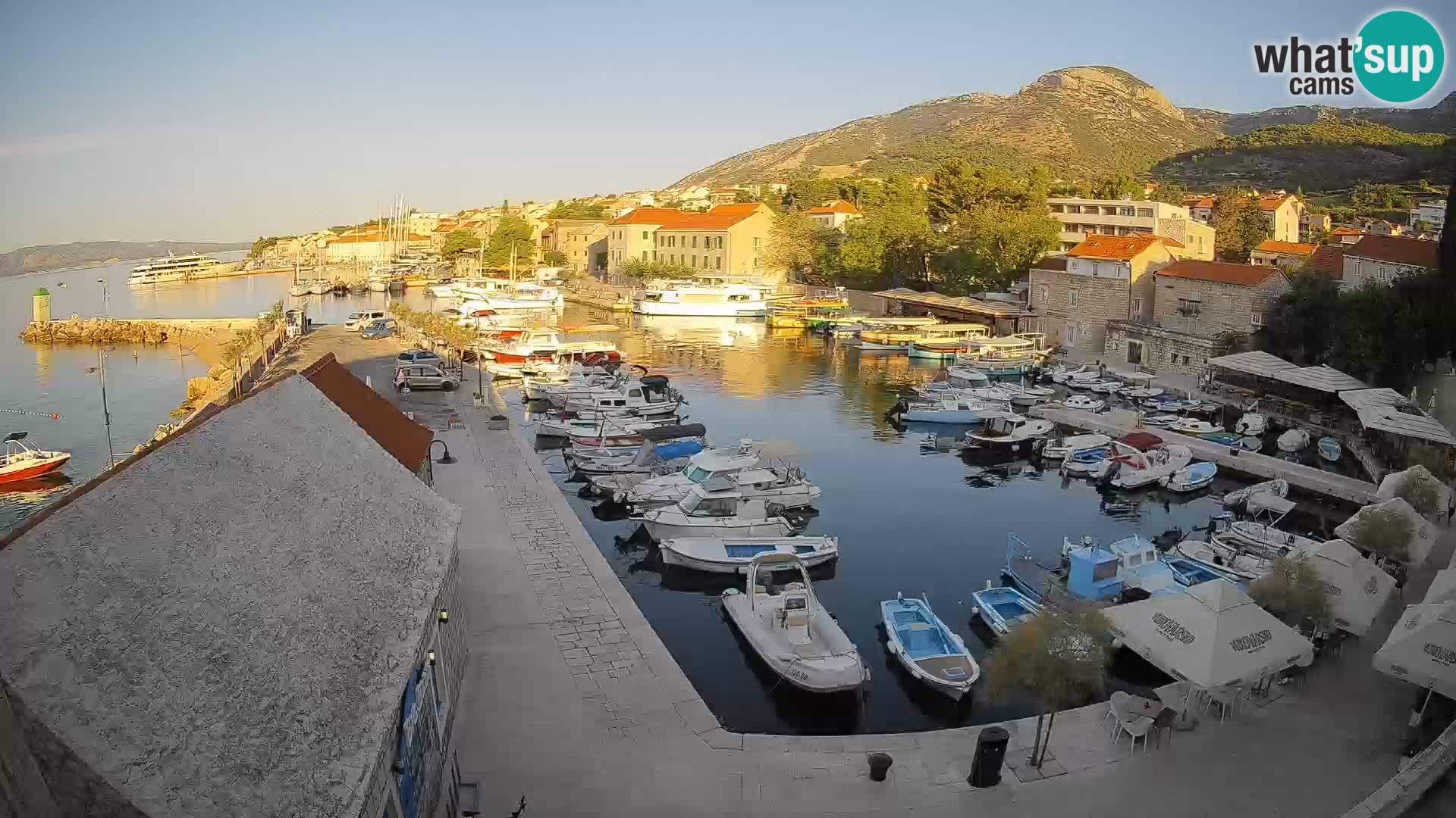 Spletna kamera Bol pristanišče – Pogled v živo na Rivo in marino