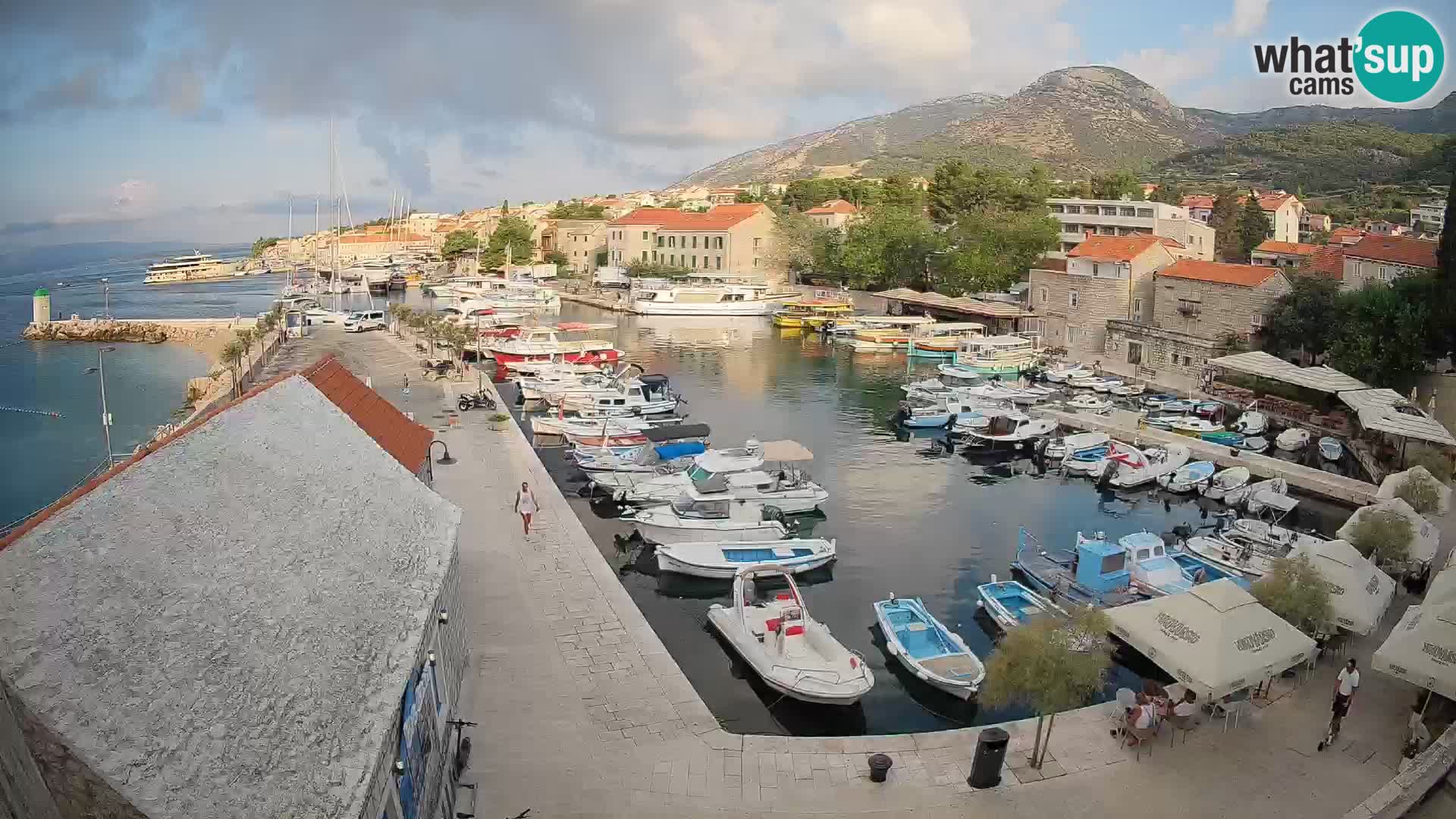 Spletna kamera Bol pristanišče – Pogled v živo na Rivo in marino