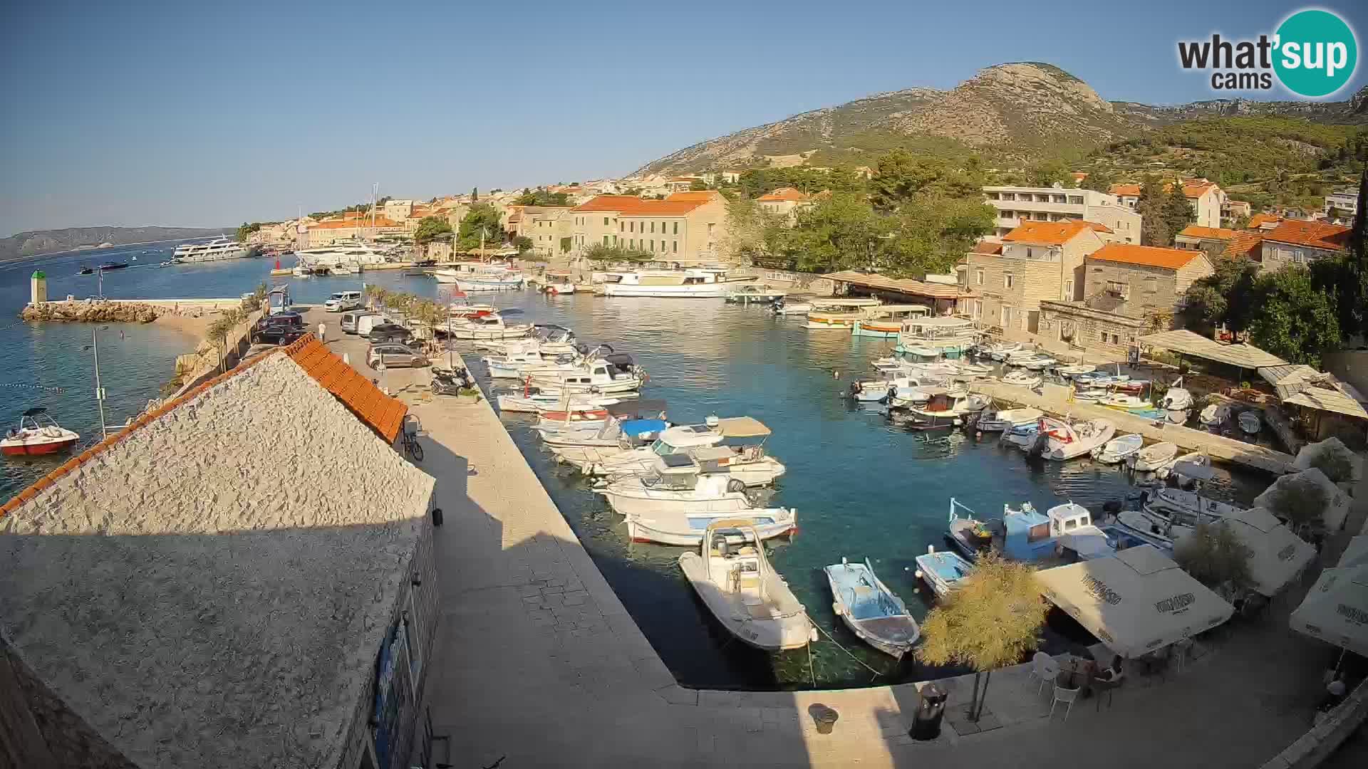 Web kamera Bol Riva – Pogled uživo na luku i marinu