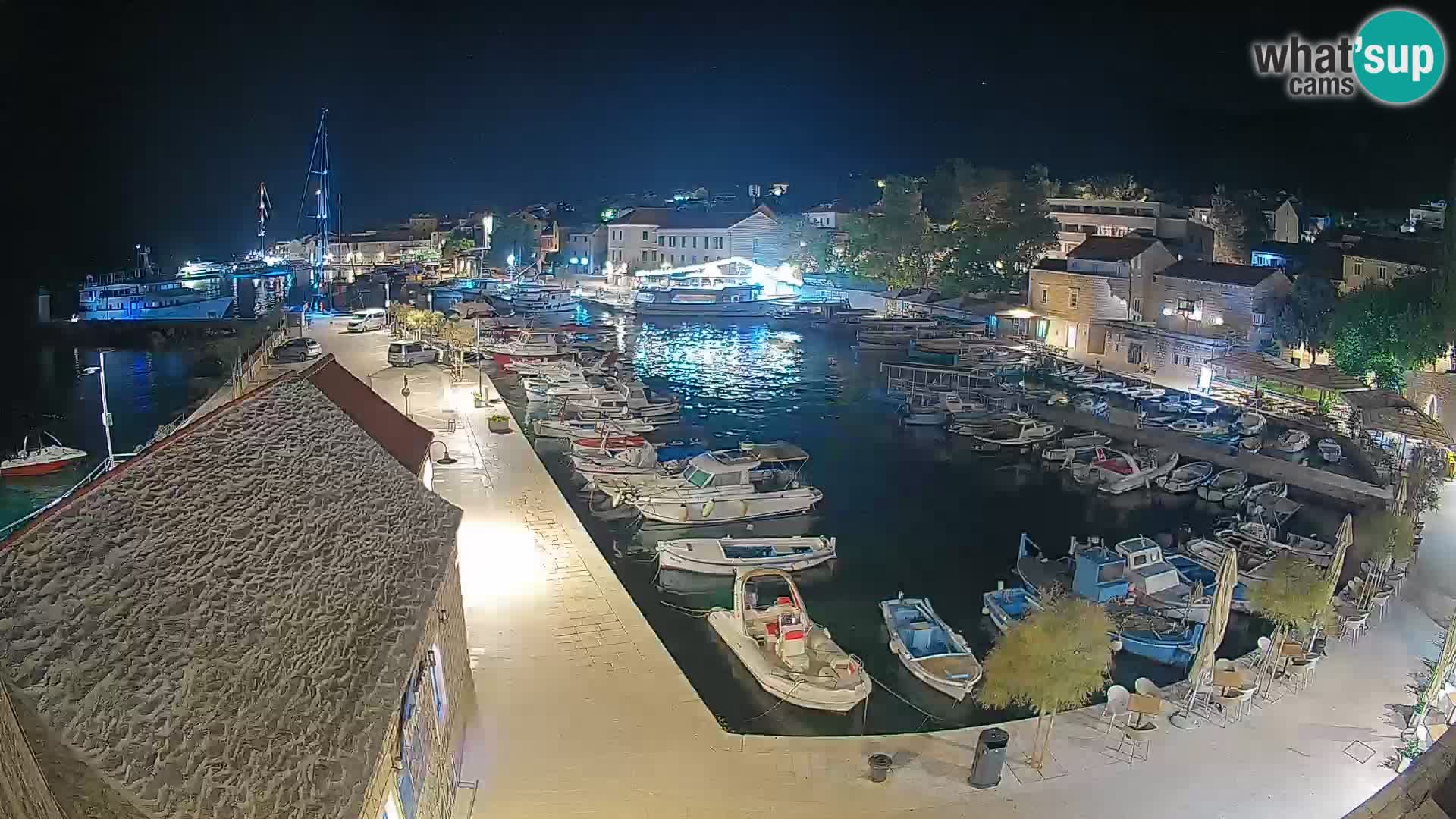 Web kamera Bol Riva – Pogled uživo na luku i marinu