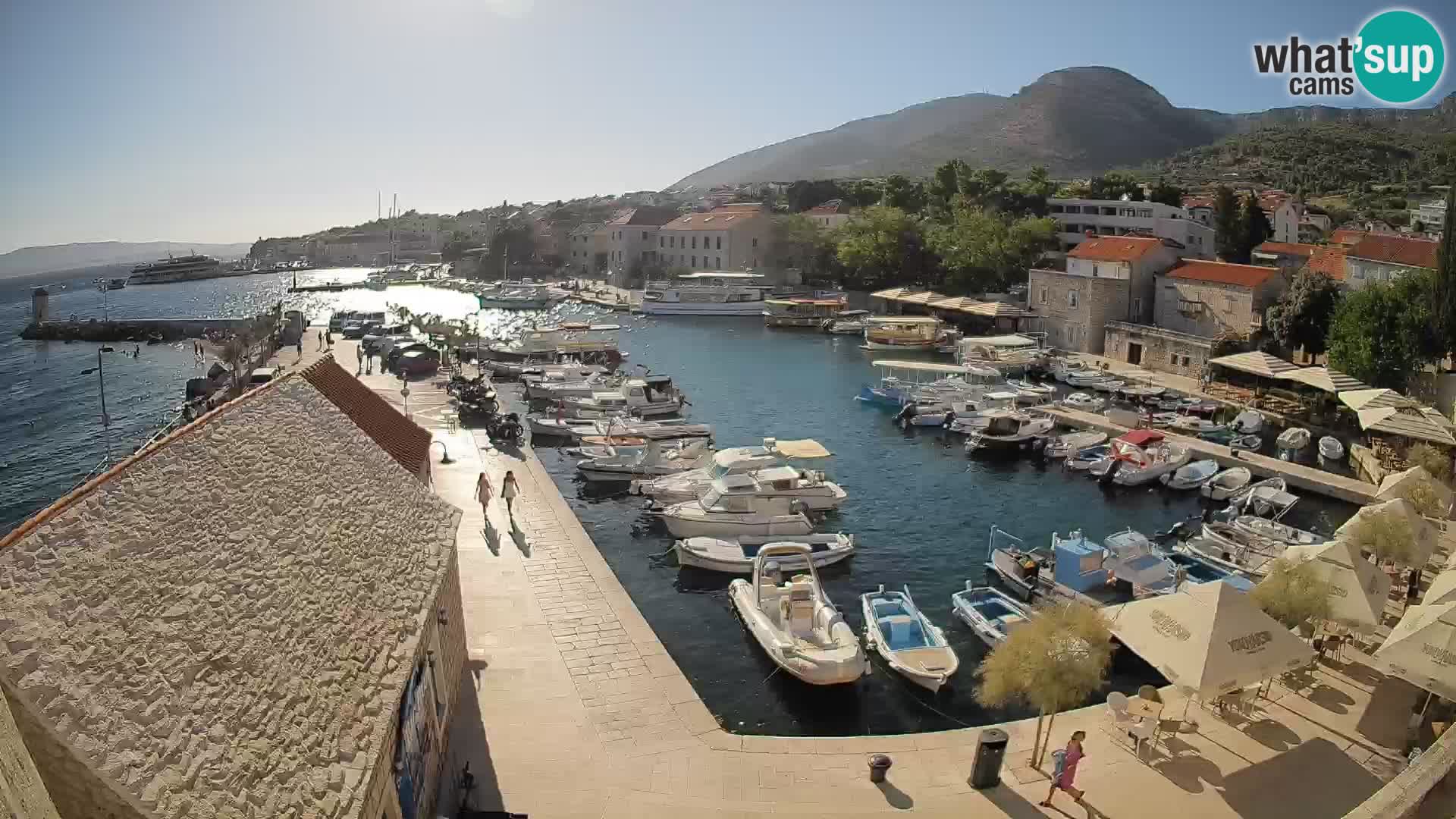 Spletna kamera Bol pristanišče – Pogled v živo na Rivo in marino