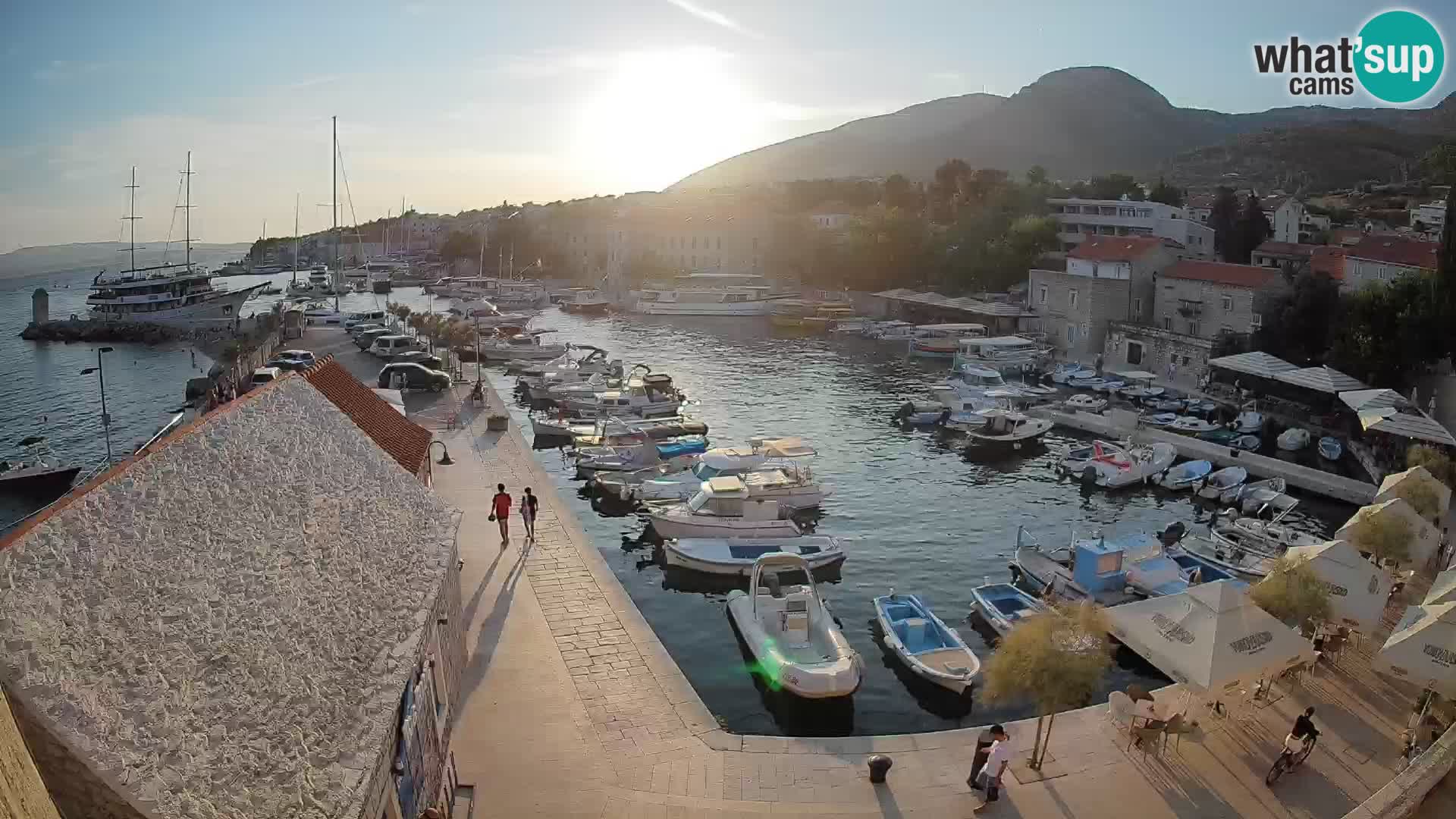Web kamera Bol Riva – Pogled uživo na luku i marinu