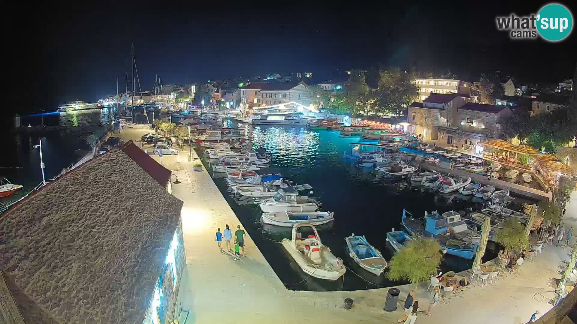 Web kamera Bol Riva – Pogled uživo na luku i marinu