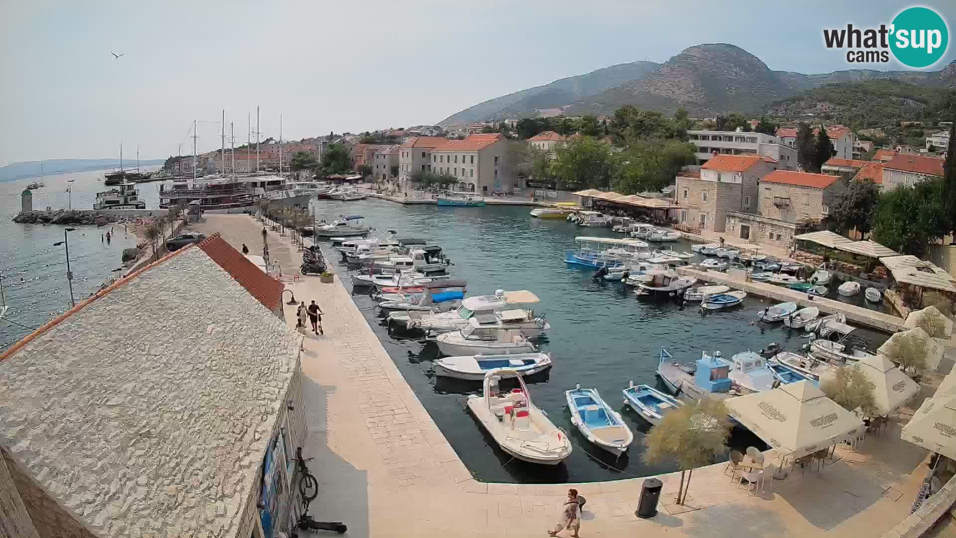 Web kamera Bol Riva – Pogled uživo na luku i marinu