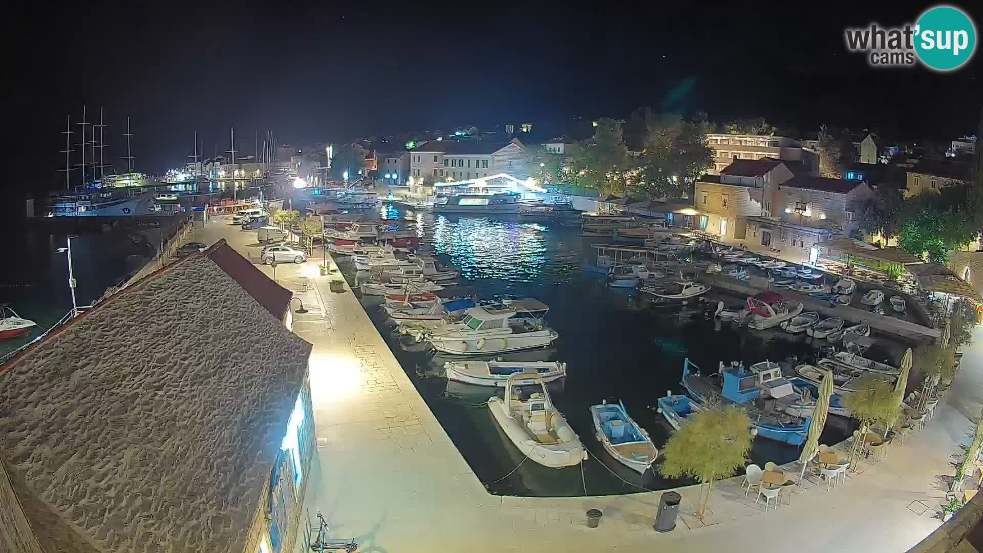 Spletna kamera Bol pristanišče – Pogled v živo na Rivo in marino
