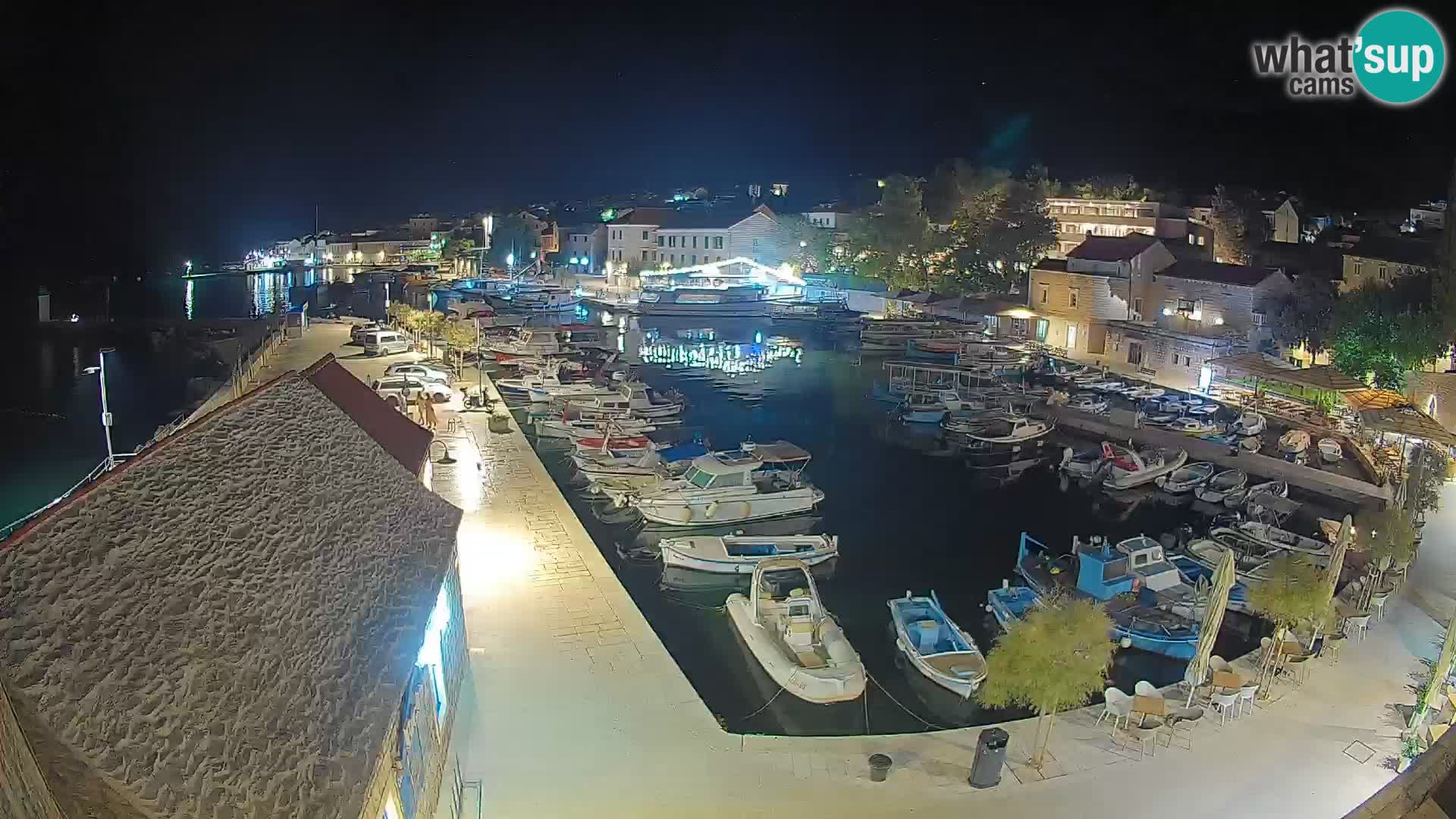 Spletna kamera Bol pristanišče – Pogled v živo na Rivo in marino