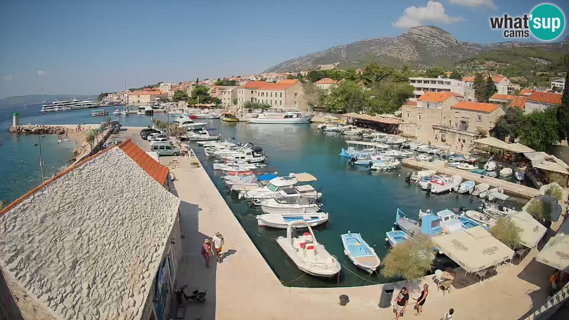 Web kamera Bol Riva – Pogled uživo na luku i marinu