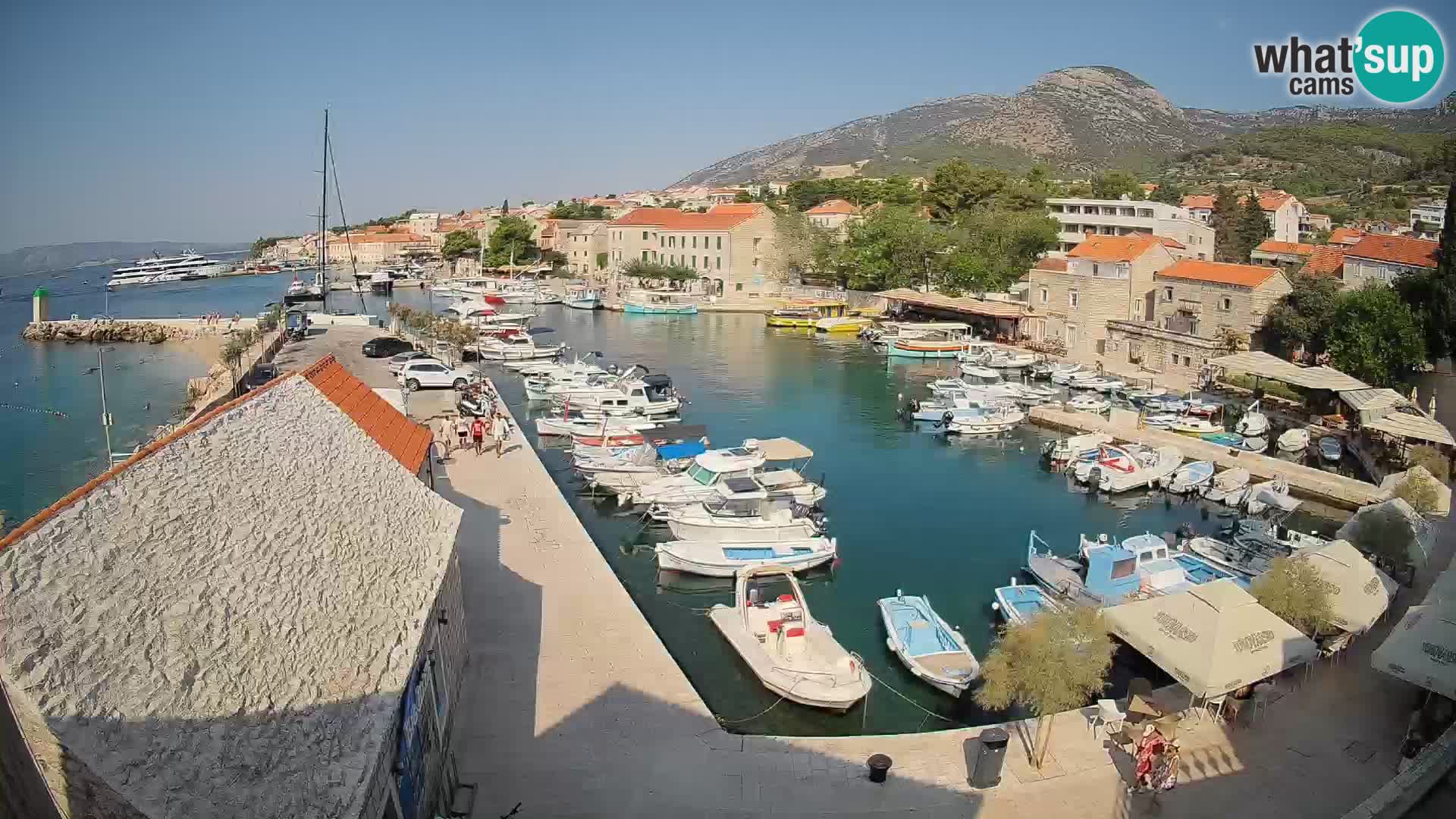Web kamera Bol Riva – Pogled uživo na luku i marinu