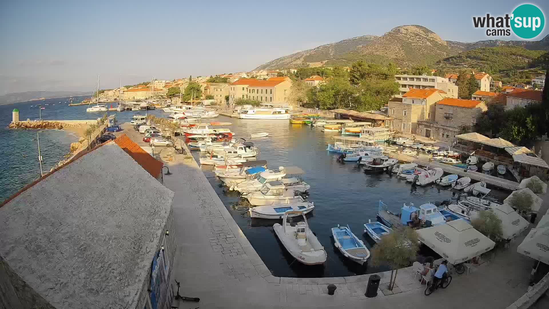 Web kamera Bol Riva – Pogled uživo na luku i marinu