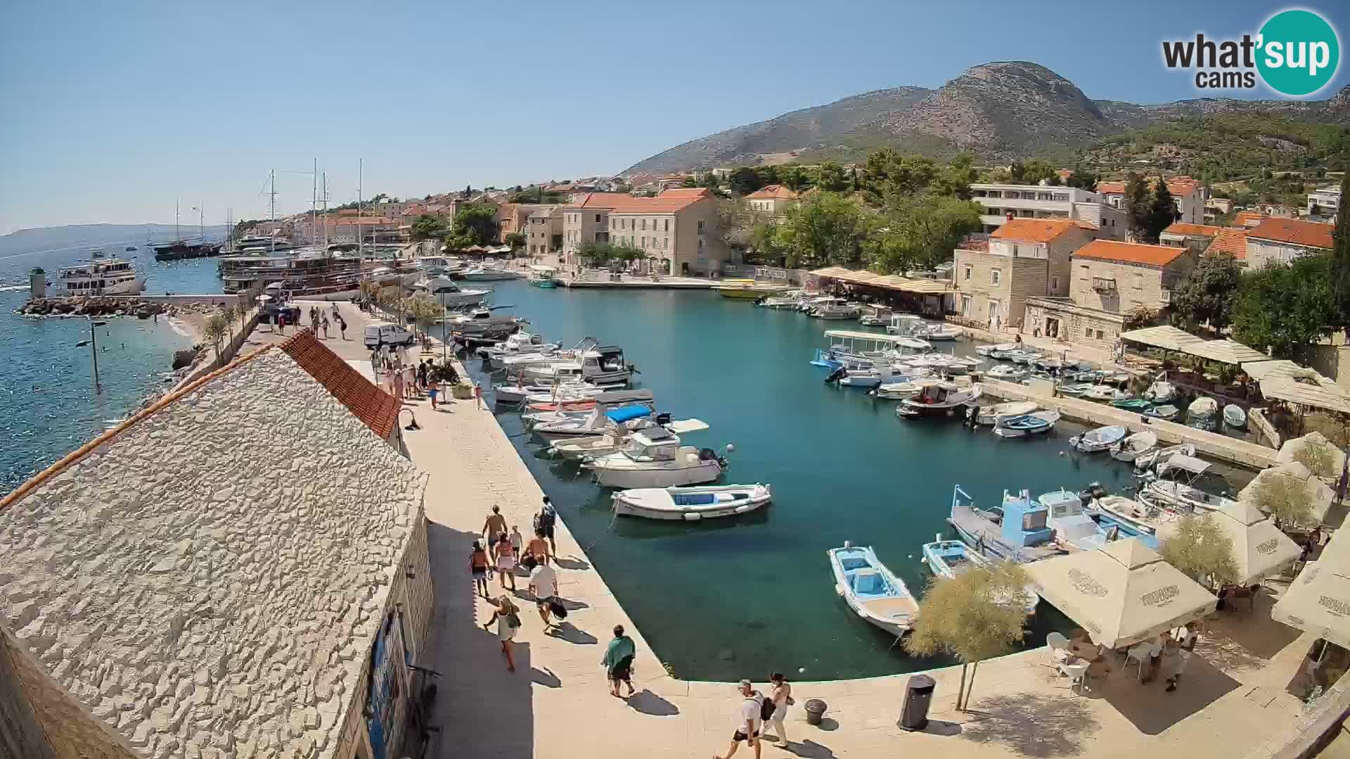 Web kamera Bol Riva – Pogled uživo na luku i marinu