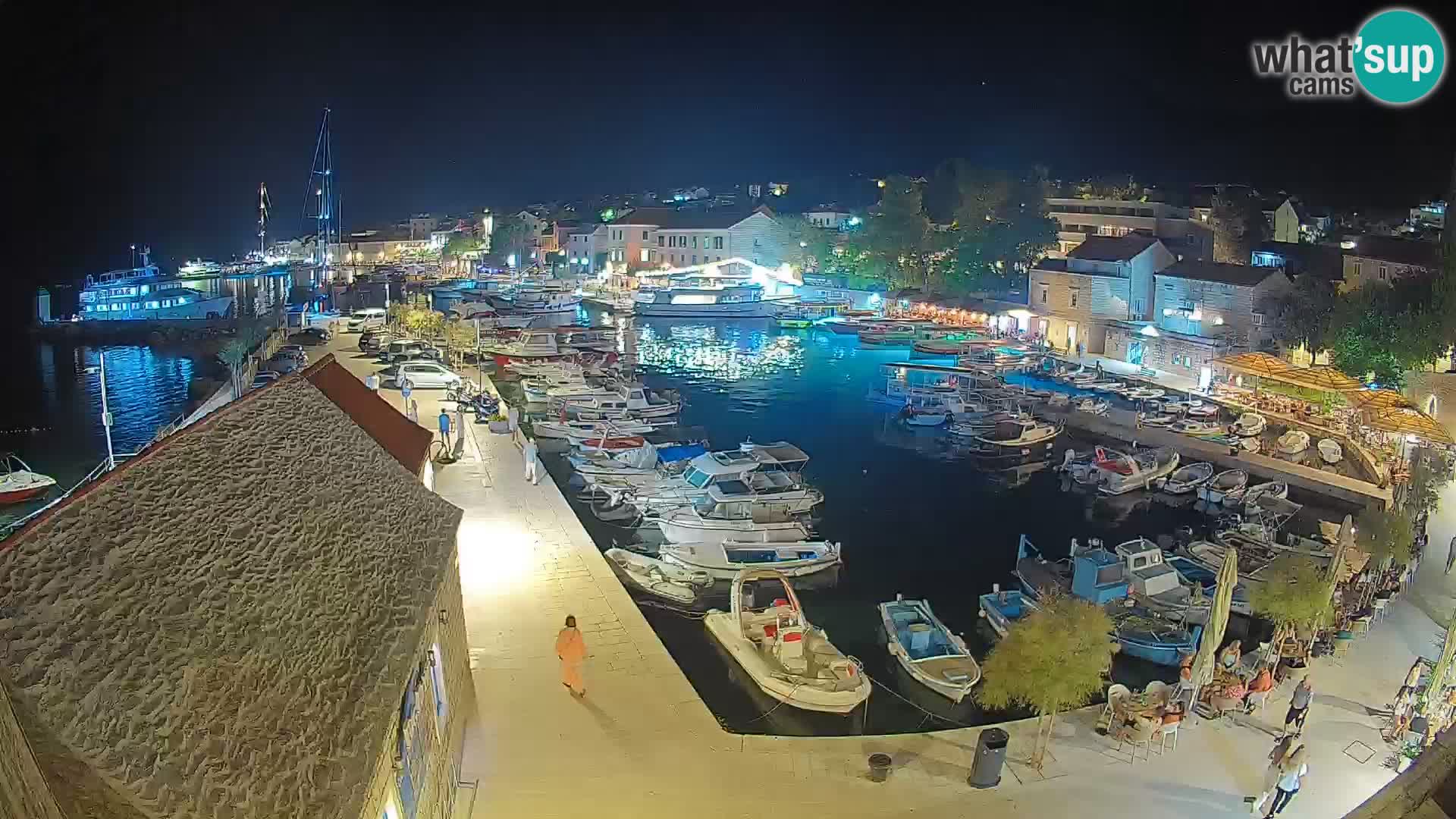 Spletna kamera Bol pristanišče – Pogled v živo na Rivo in marino