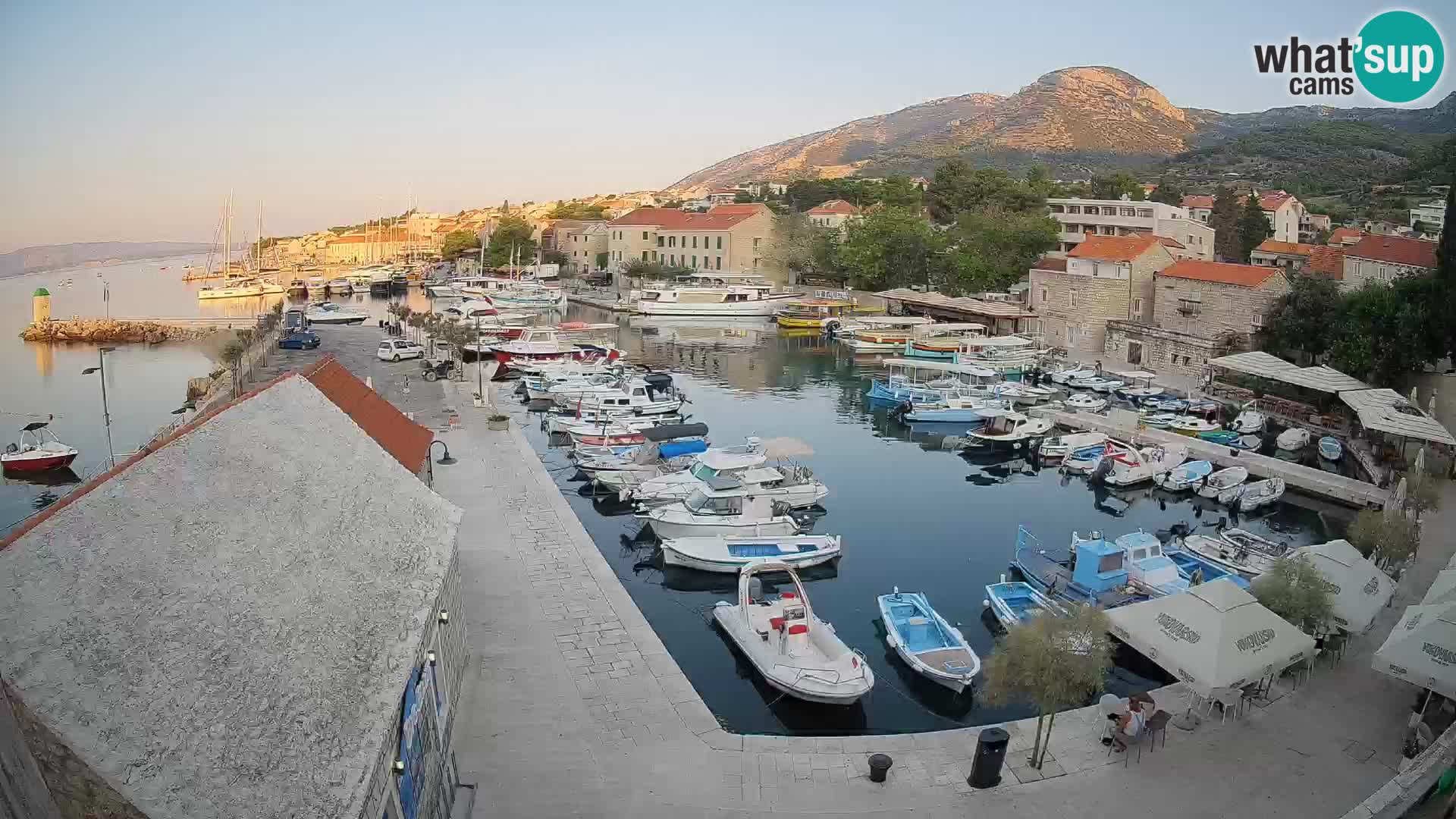 Spletna kamera Bol pristanišče – Pogled v živo na Rivo in marino