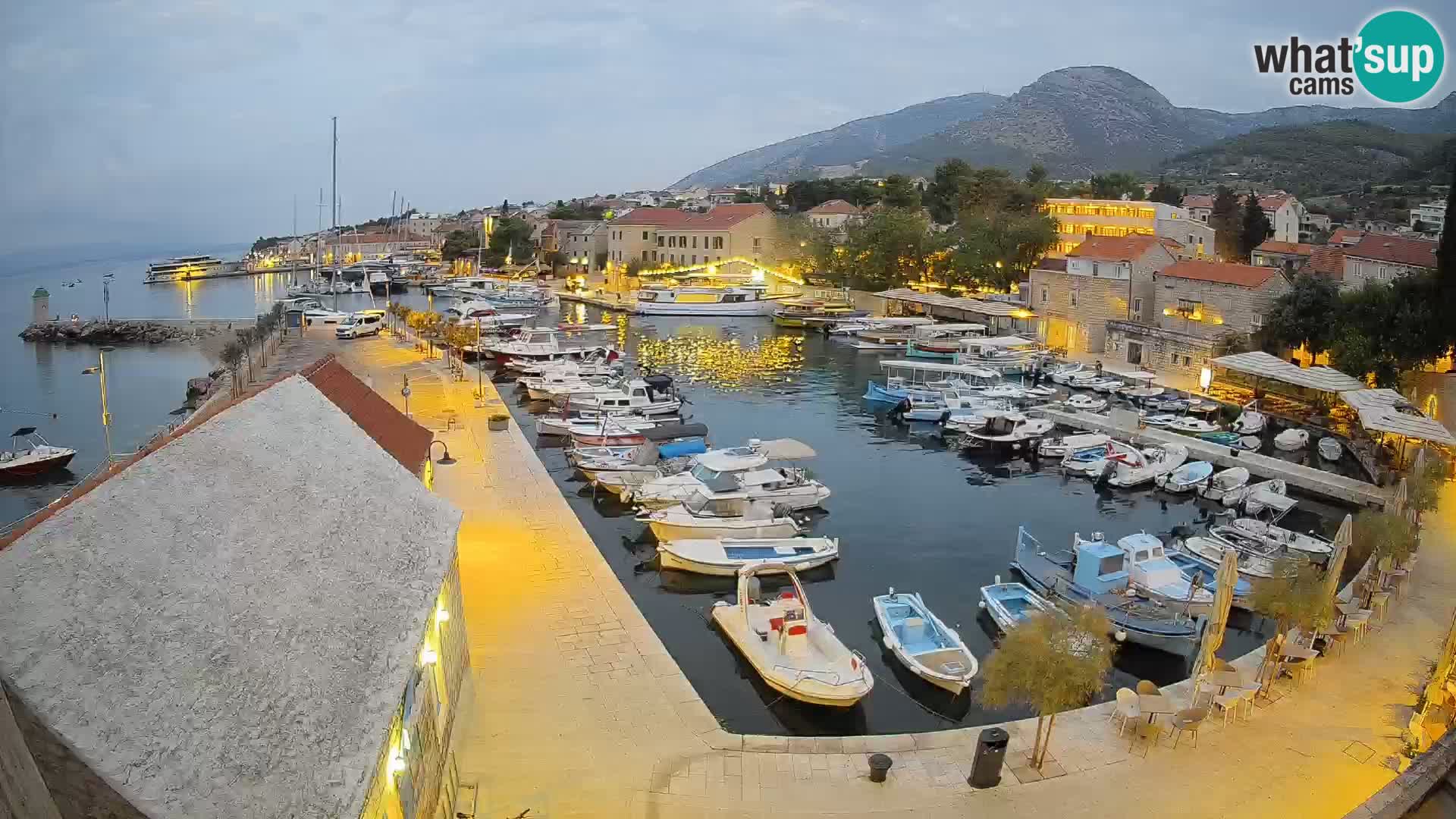 Webcam porto di Bol – Vista live sulla Riva e Marina