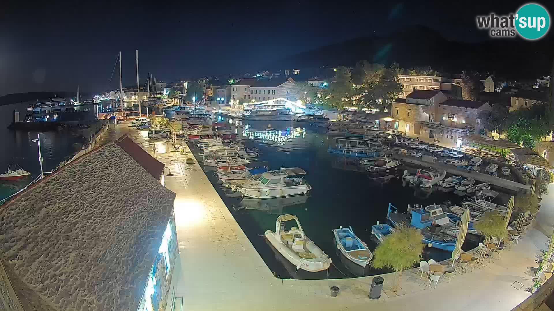 Web kamera Bol Riva – Pogled uživo na luku i marinu