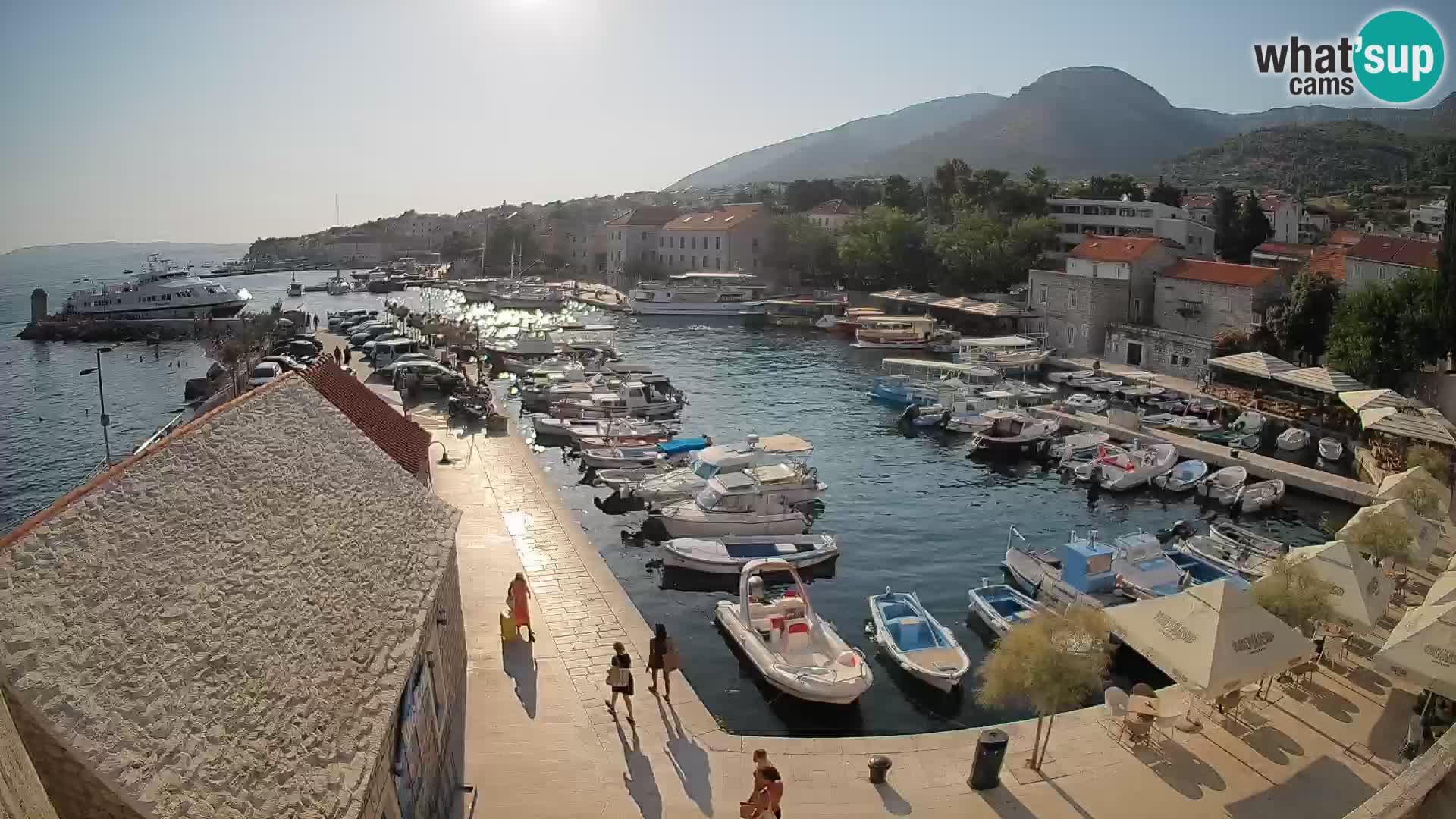 Web kamera Bol Riva – Pogled uživo na luku i marinu