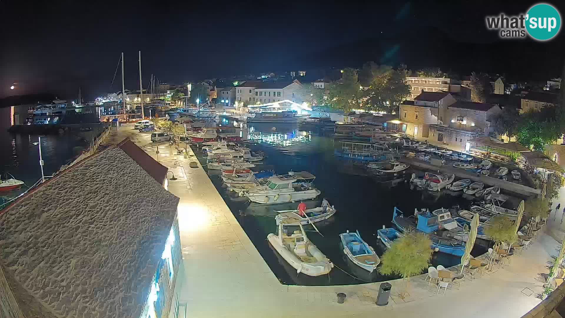 Web kamera Bol Riva – Pogled uživo na luku i marinu