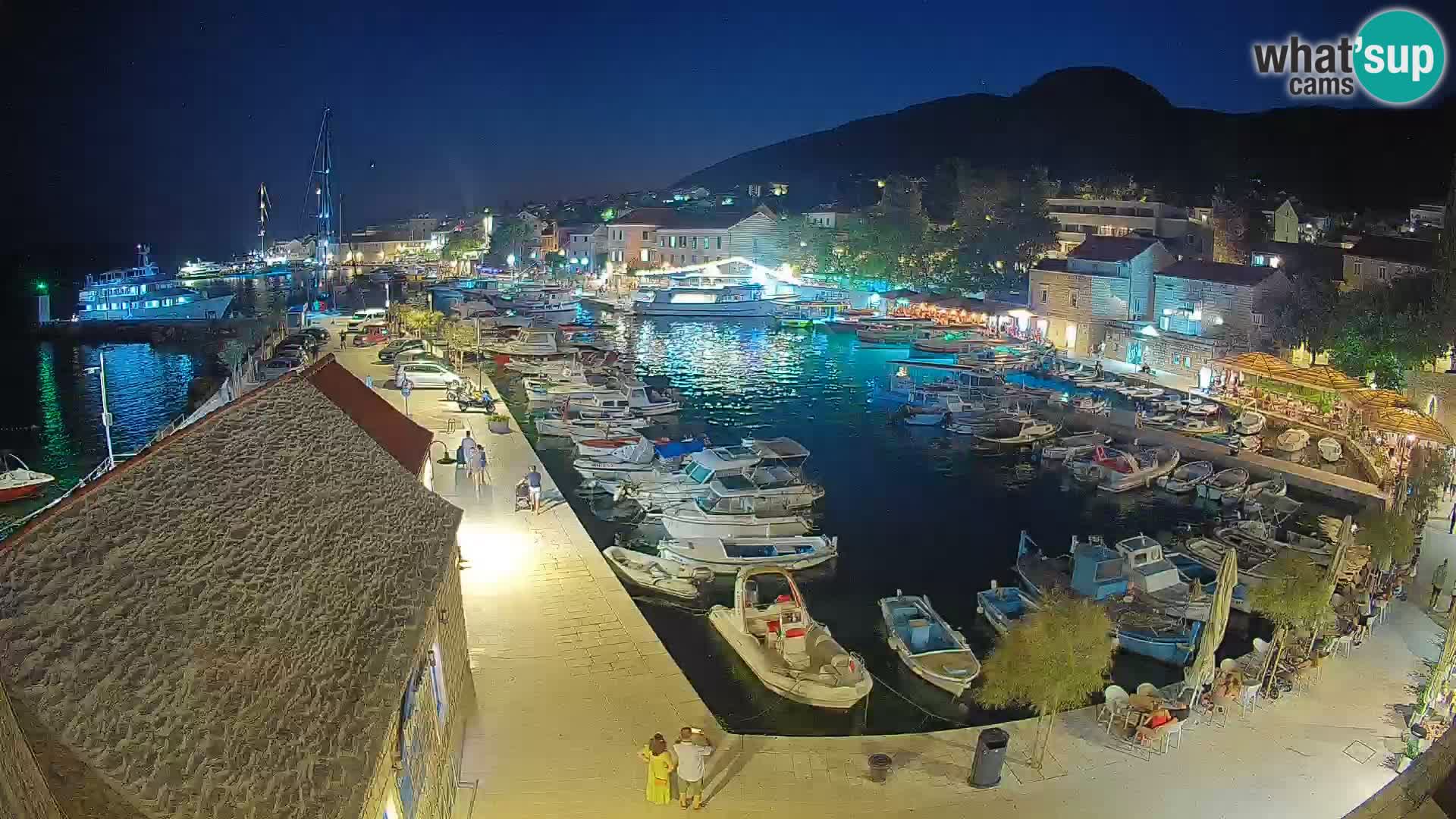 Spletna kamera Bol pristanišče – Pogled v živo na Rivo in marino