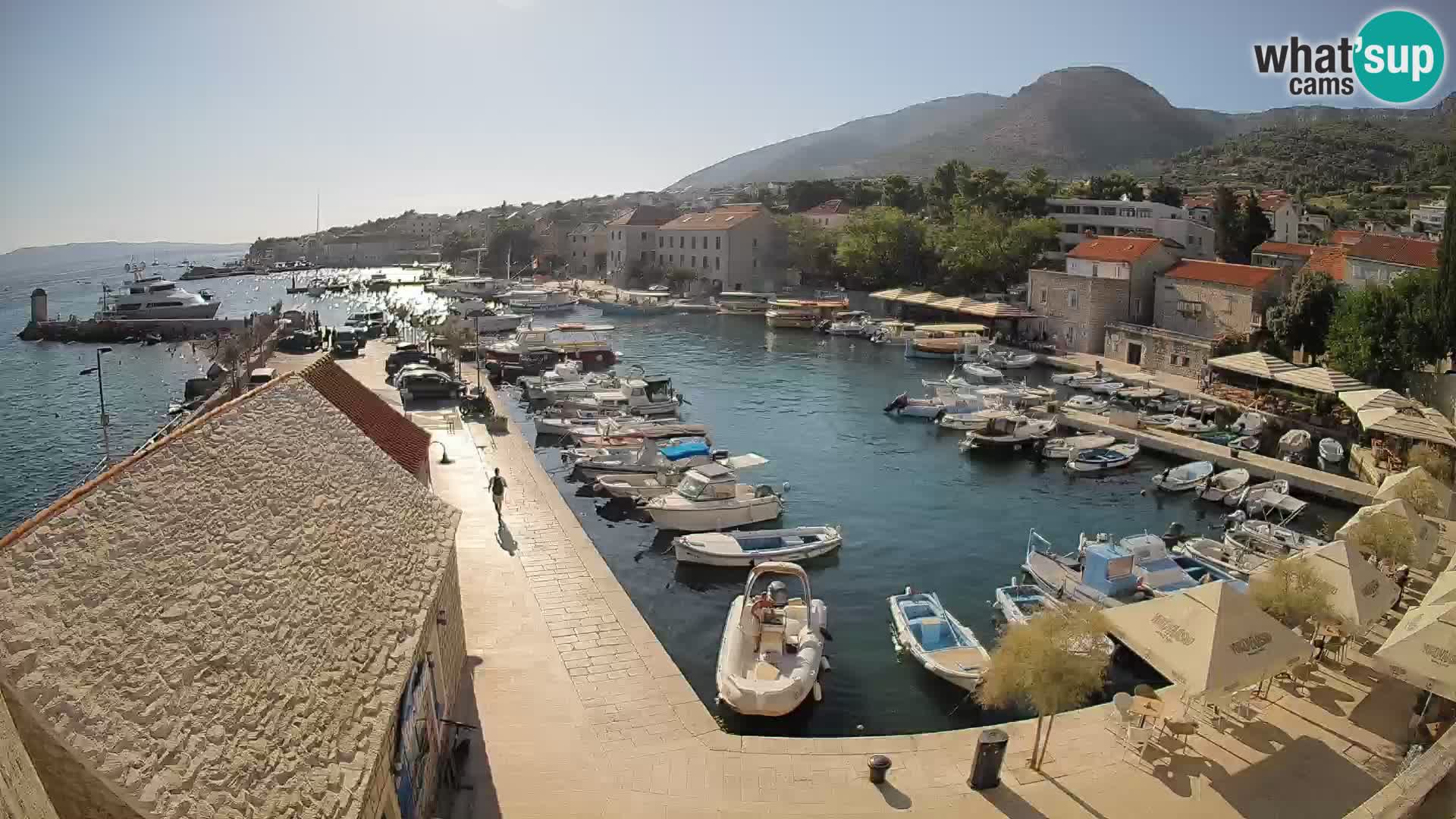 Spletna kamera Bol pristanišče – Pogled v živo na Rivo in marino