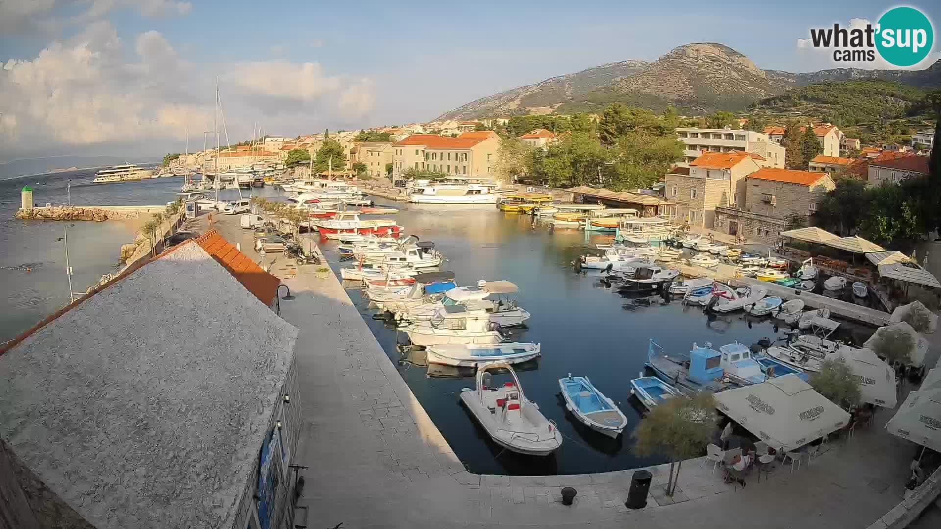 Web kamera Bol Riva – Pogled uživo na luku i marinu
