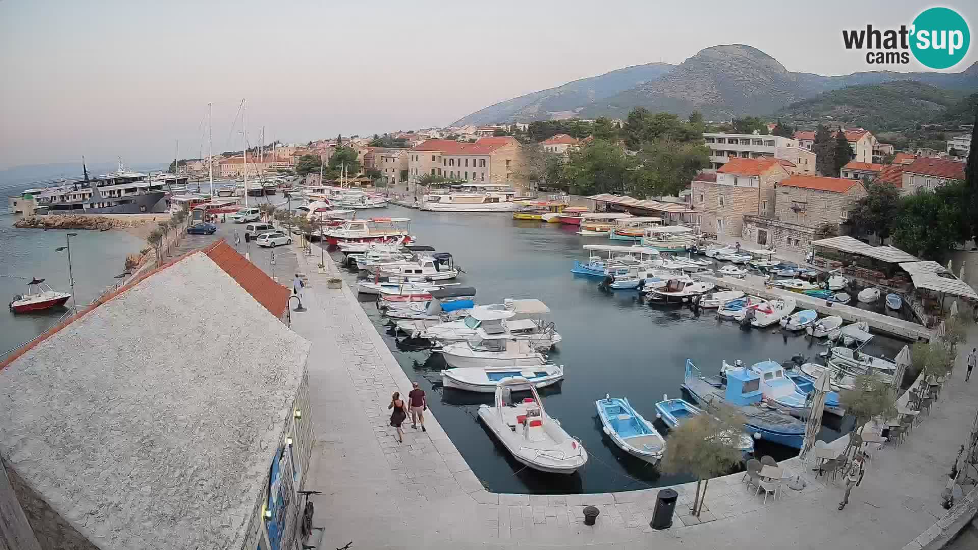 Spletna kamera Bol pristanišče – Pogled v živo na Rivo in marino