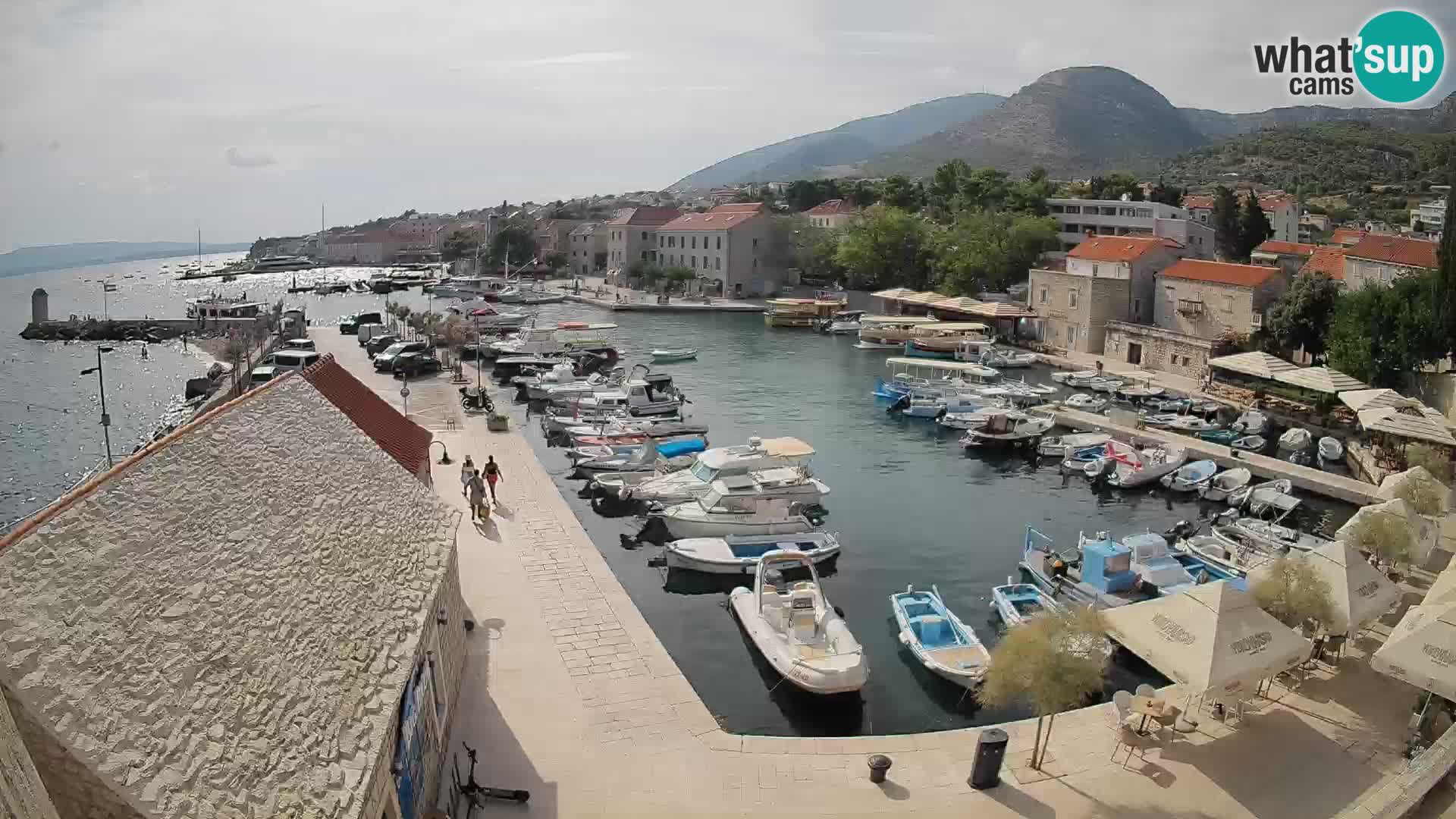 Web kamera Bol Riva – Pogled uživo na luku i marinu