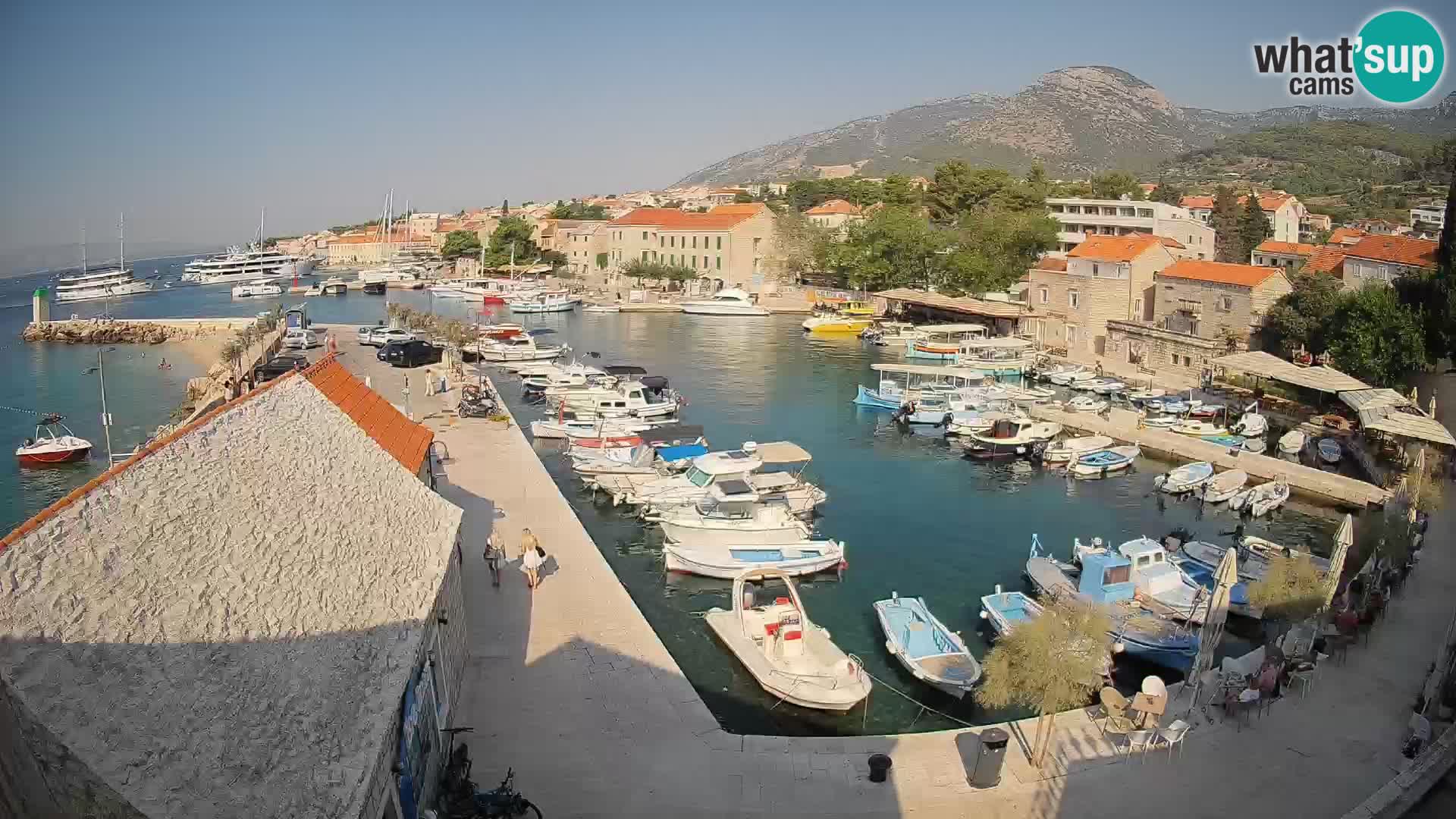 Spletna kamera Bol pristanišče – Pogled v živo na Rivo in marino