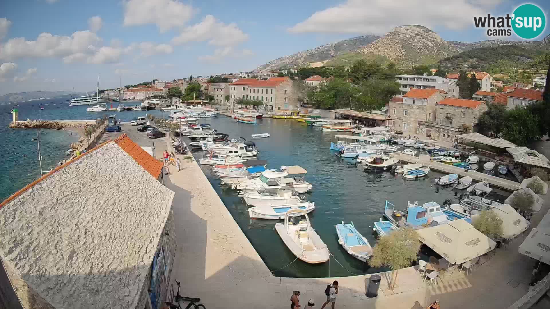Spletna kamera Bol pristanišče – Pogled v živo na Rivo in marino