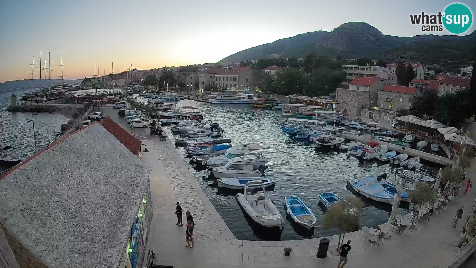 Spletna kamera Bol pristanišče – Pogled v živo na Rivo in marino